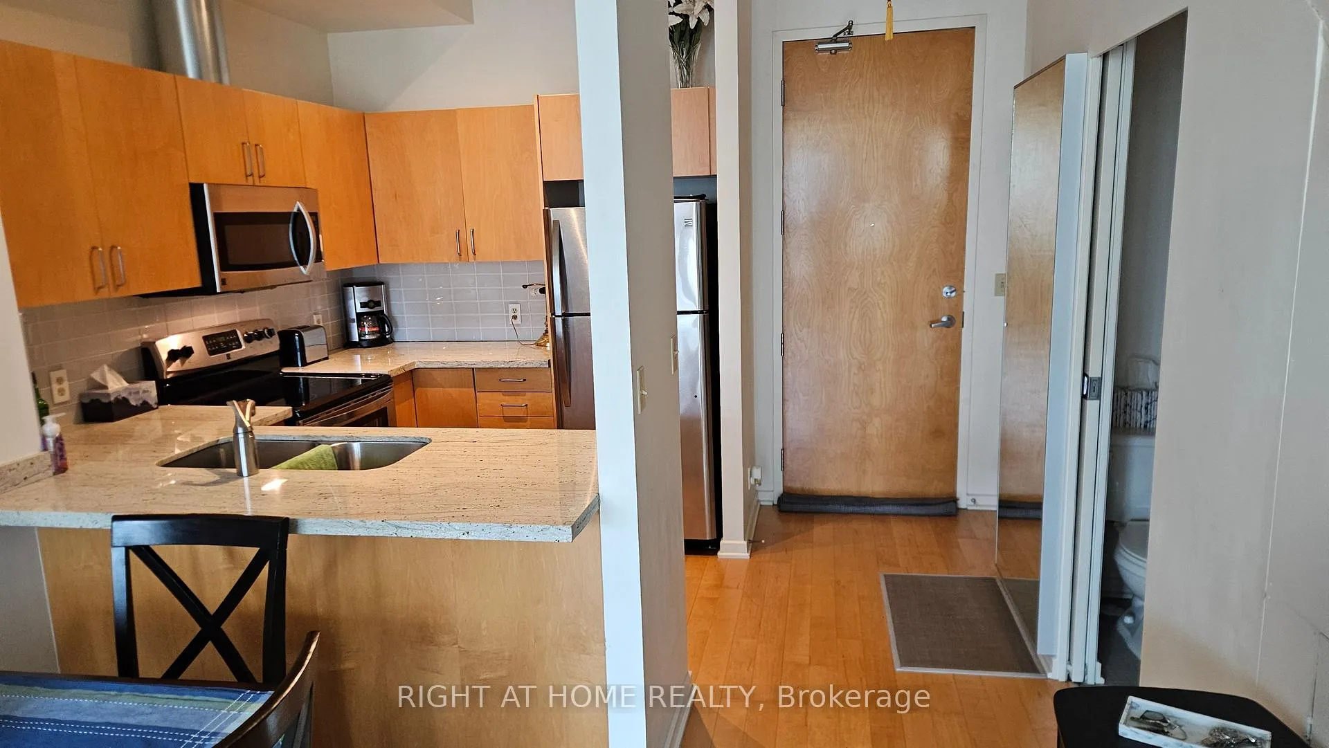 Photo 4 of Unit 910, 388 Richmond Avenue W, Toronto, Waterfront Communities — HOMEH