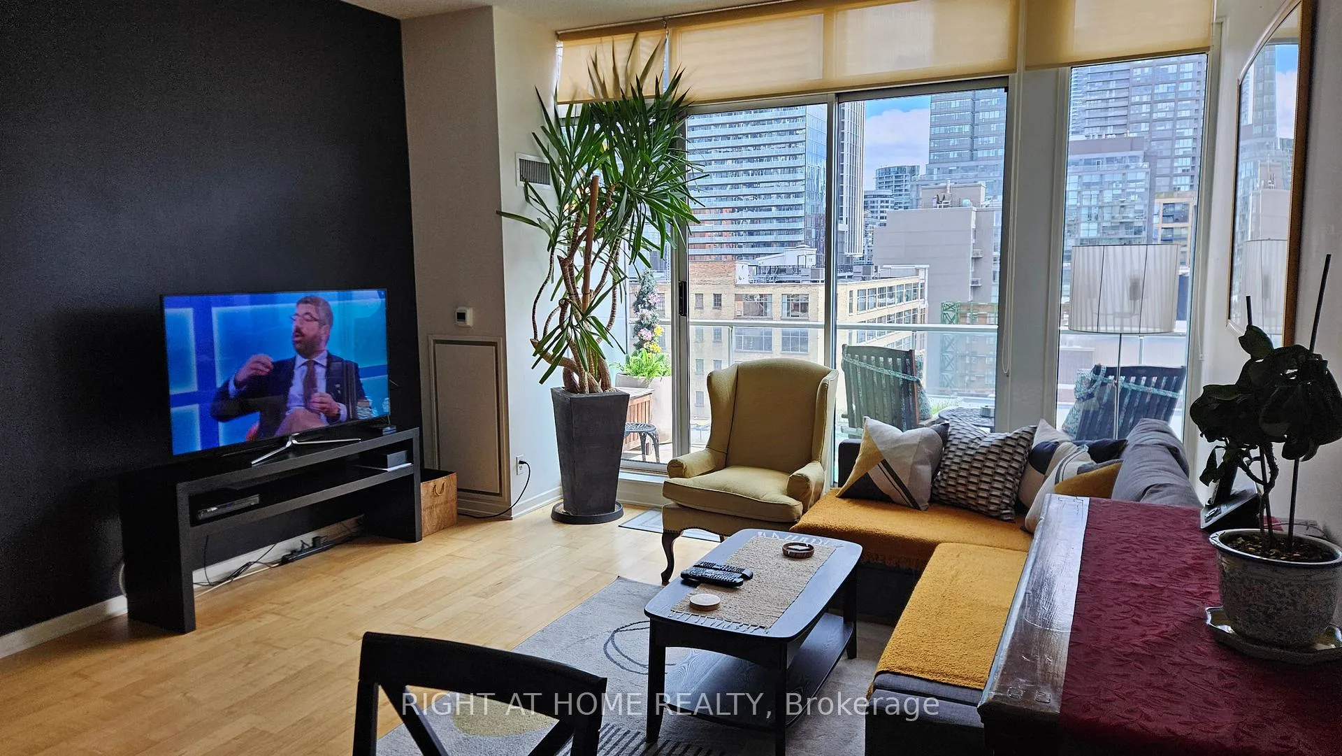 Photo 8 of Unit 910, 388 Richmond Avenue W, Toronto, Waterfront Communities — HOMEH