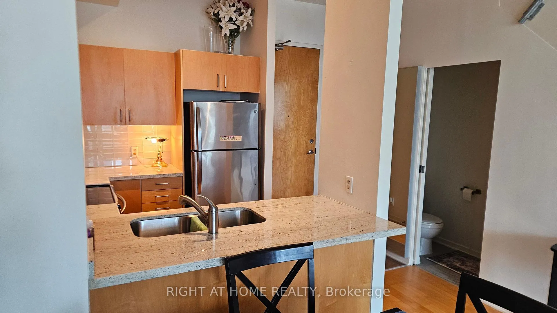 Photo 9 of Unit 910, 388 Richmond Avenue W, Toronto, Waterfront Communities — HOMEH