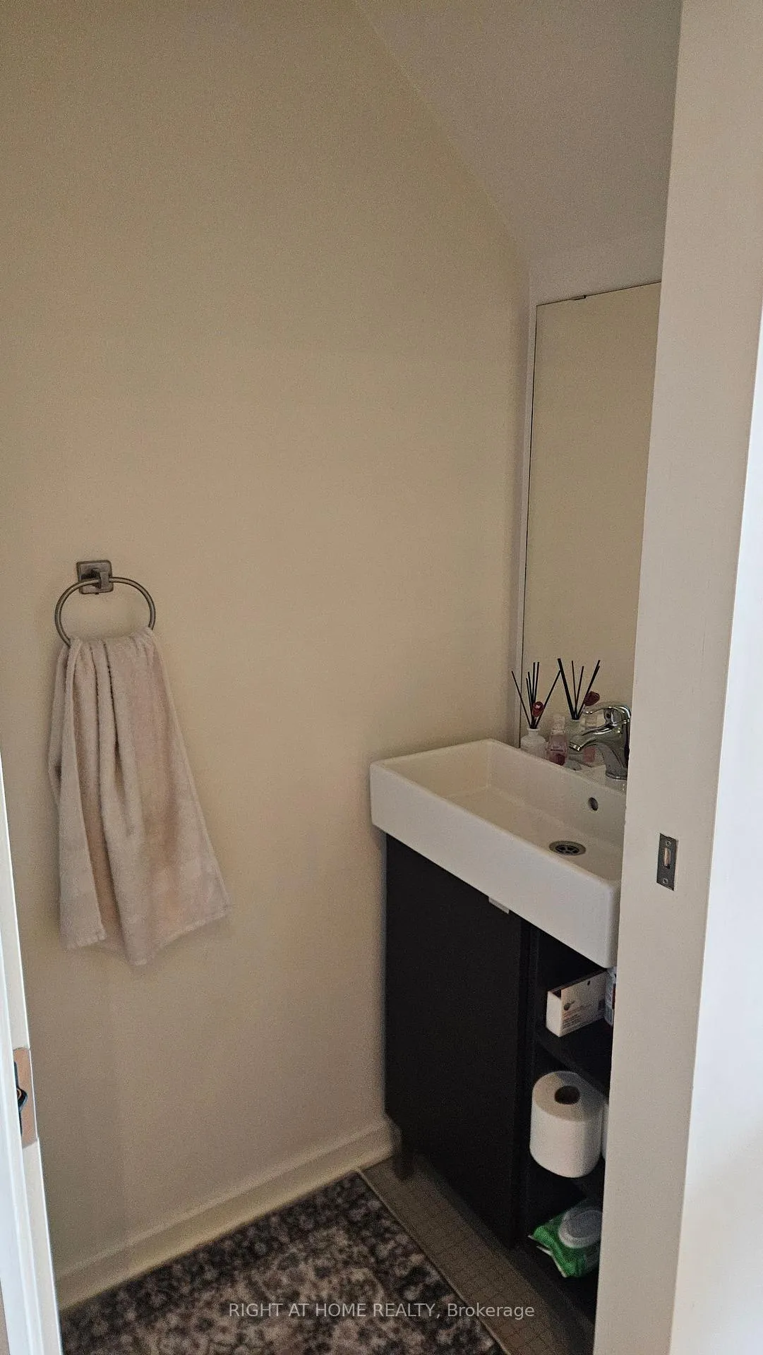 Photo 11 of Unit 910, 388 Richmond Avenue W, Toronto, Waterfront Communities — HOMEH