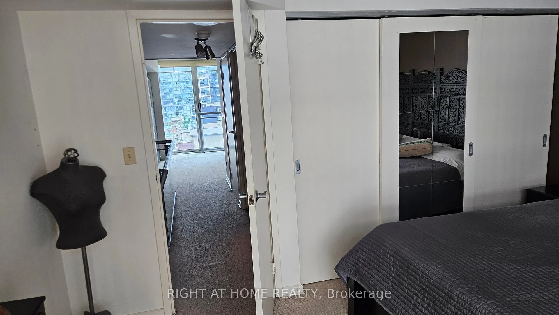 Photo 13 of Unit 910, 388 Richmond Avenue W, Toronto, Waterfront Communities — HOMEH