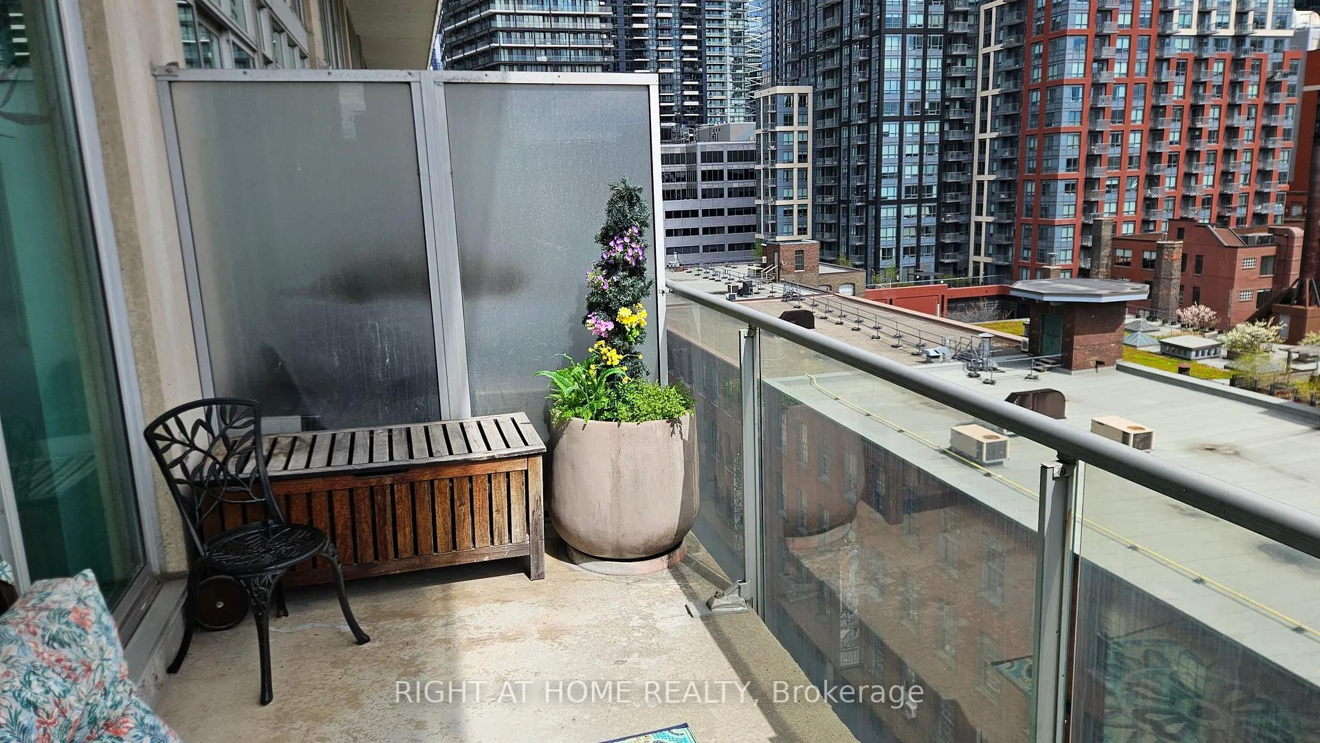 Photo 25 of Unit 910, 388 Richmond Avenue W, Toronto, Waterfront Communities — HOMEH