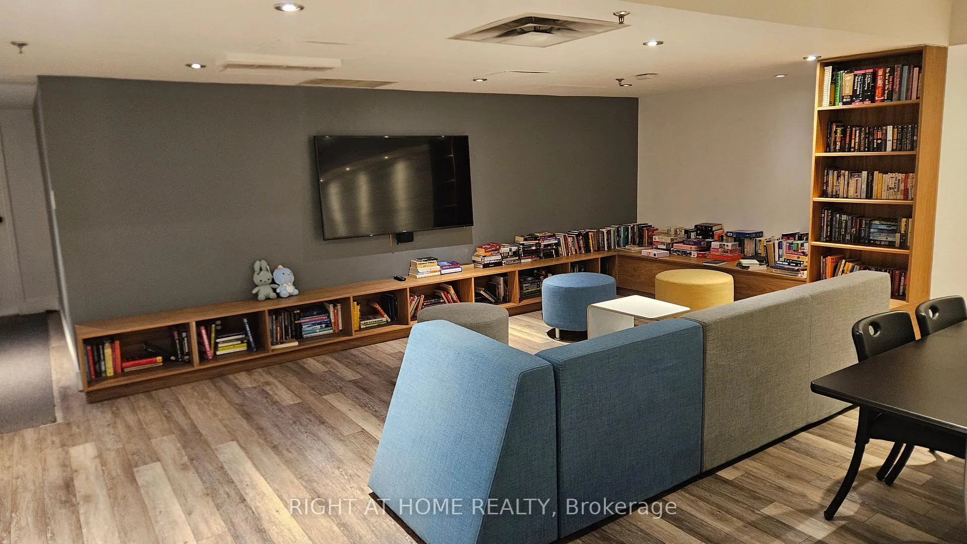 Photo 32 of Unit 910, 388 Richmond Avenue W, Toronto, Waterfront Communities — HOMEH
