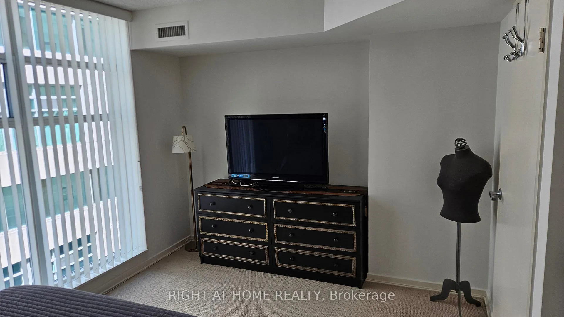 Photo 14 of Unit 910, 388 Richmond Avenue W, Toronto, Waterfront Communities — HOMEH