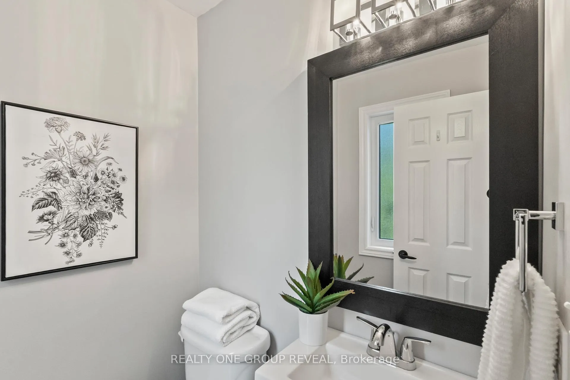 Photo 5 of 77 Wilkins Crescent, Clarington, Courtice — HOMEH