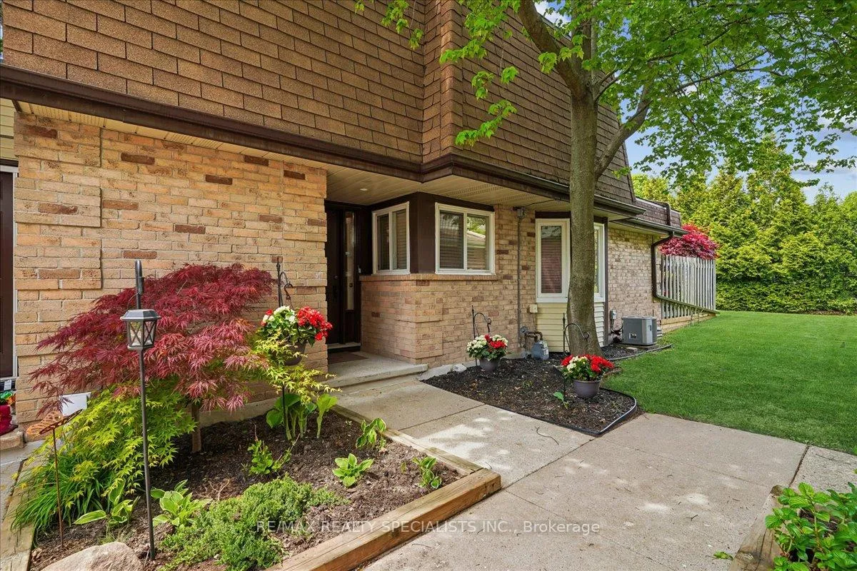 Photo 1 of Unit 3, 1507 Upper Middle Road, Burlington, Tyandaga — HOMEH
