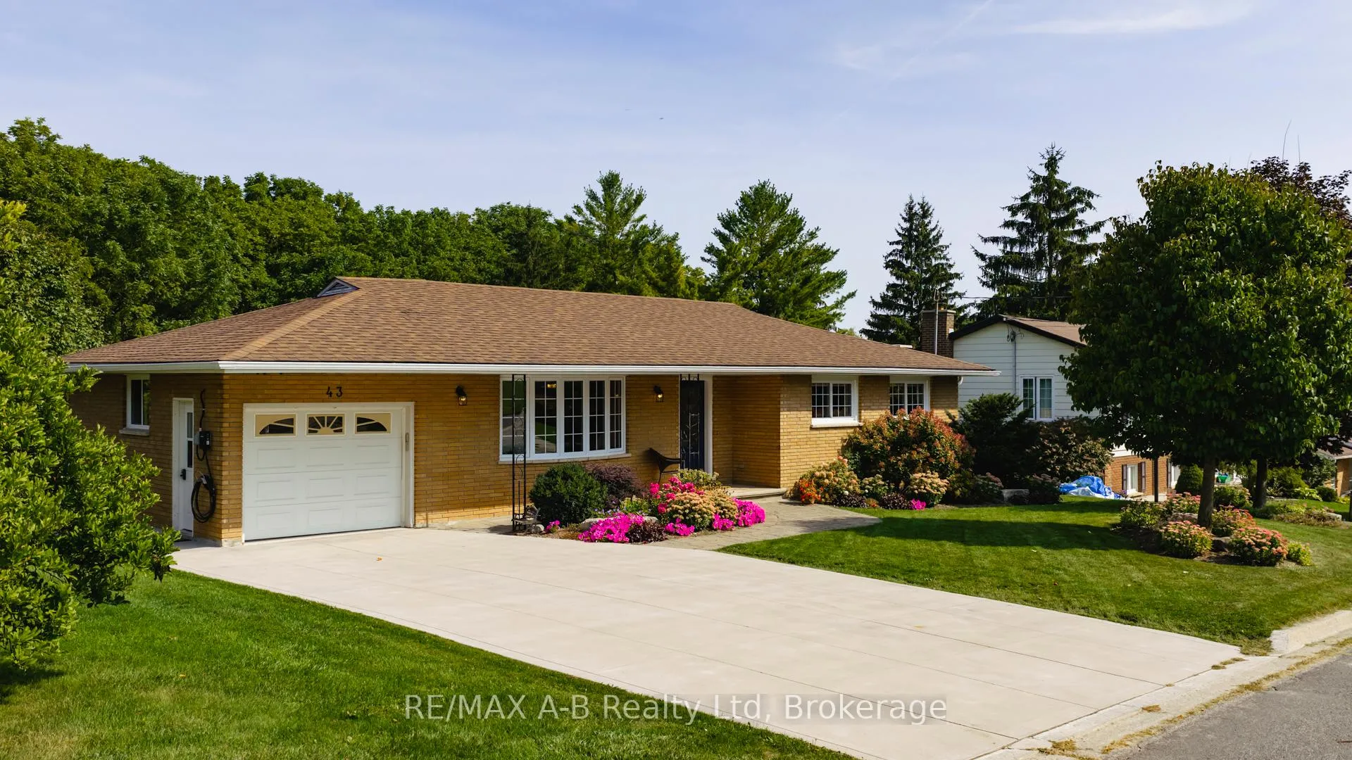 Photo 2 of 43 Widder Street W, St. Marys — HOMEH