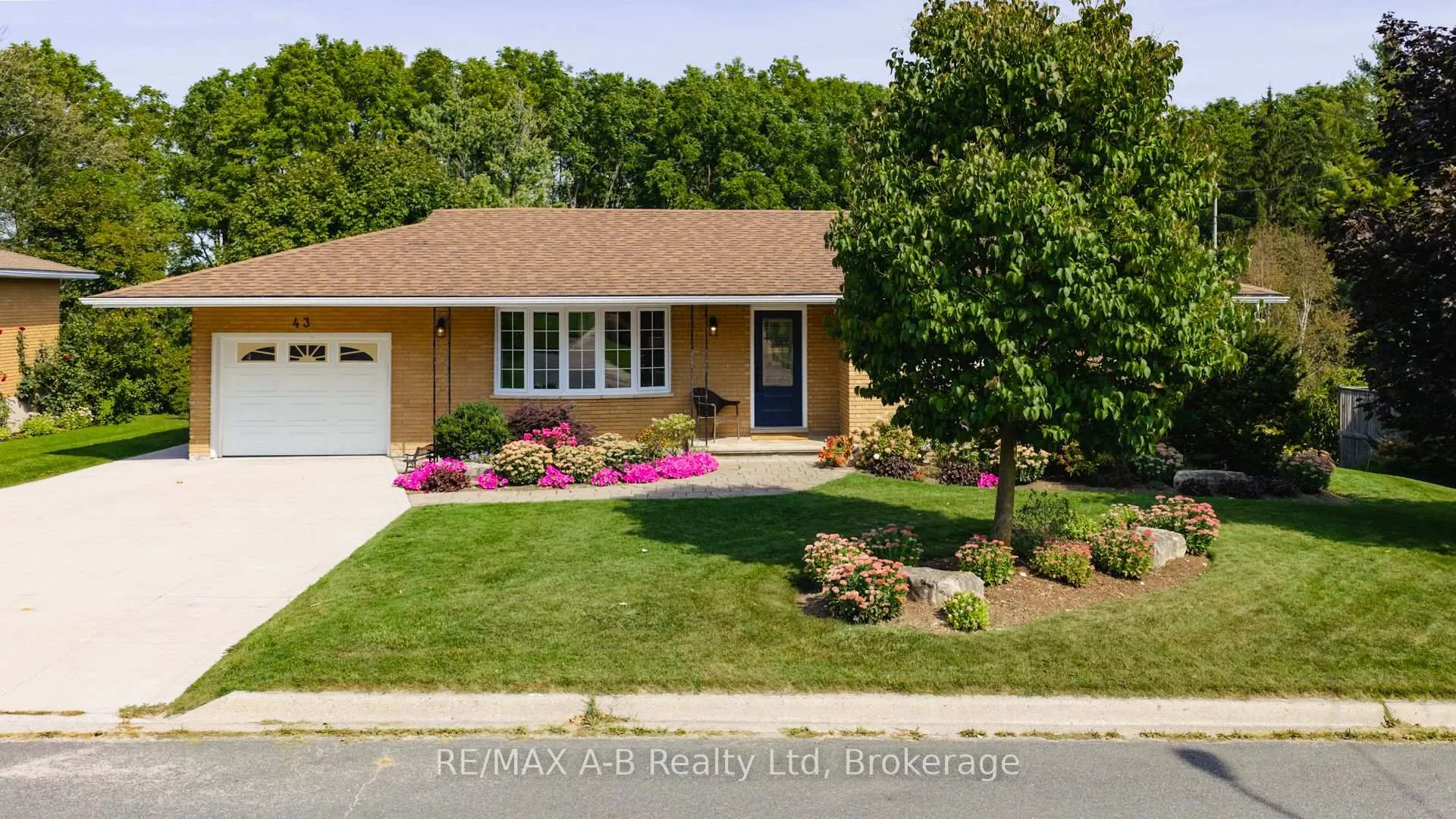 Photo 3 of 43 Widder Street W, St. Marys — HOMEH