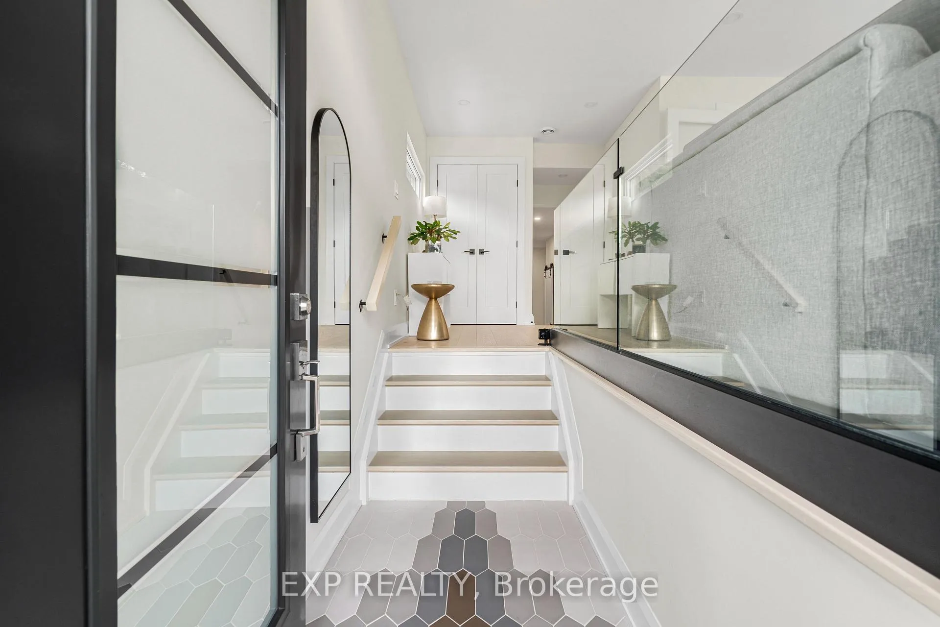 Photo 3 of Unit A, 527 Broadhead Avenue, Ottawa, Westboro/Hampton Park — HOMEH