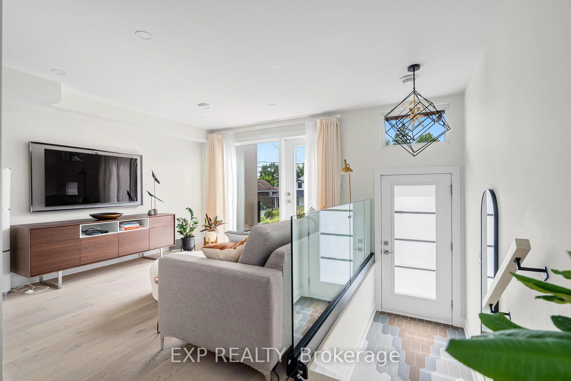 Photo 4 of Unit A, 527 Broadhead Avenue, Ottawa, Westboro/Hampton Park — HOMEH