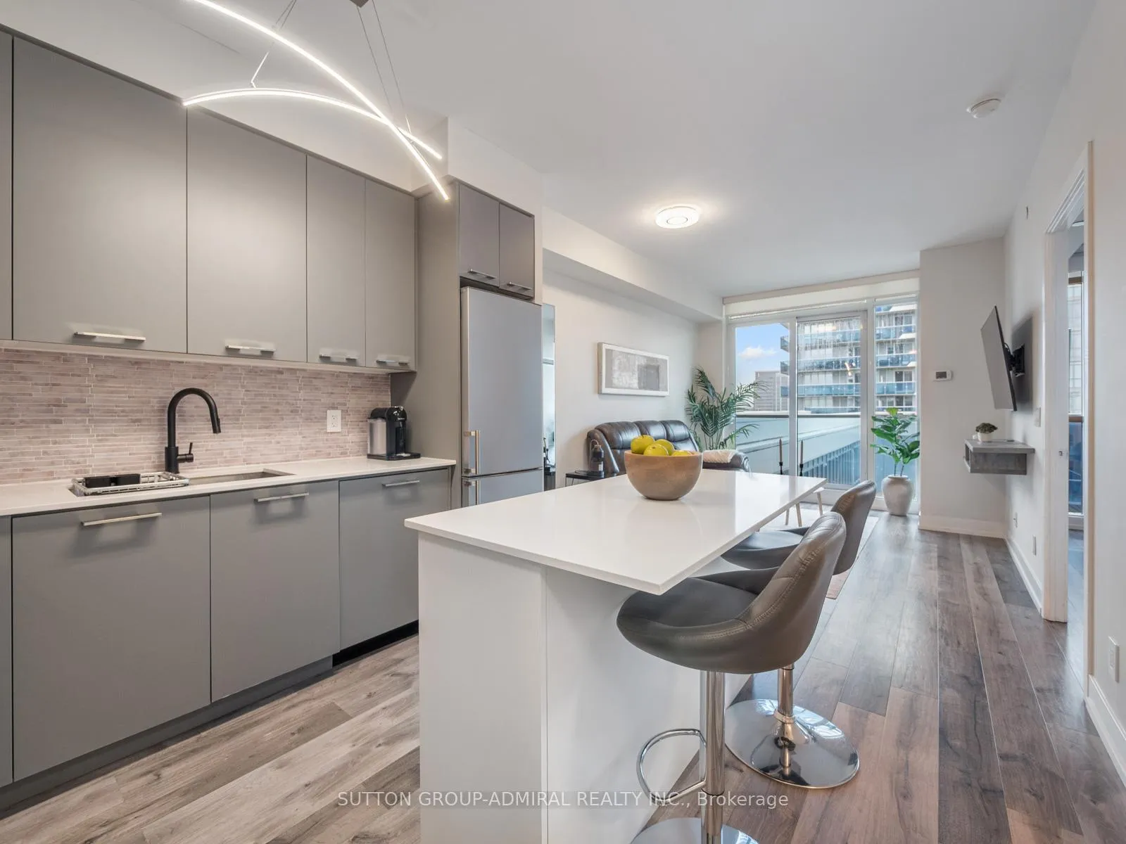 Front of Unit 813, 9471 Yonge Street