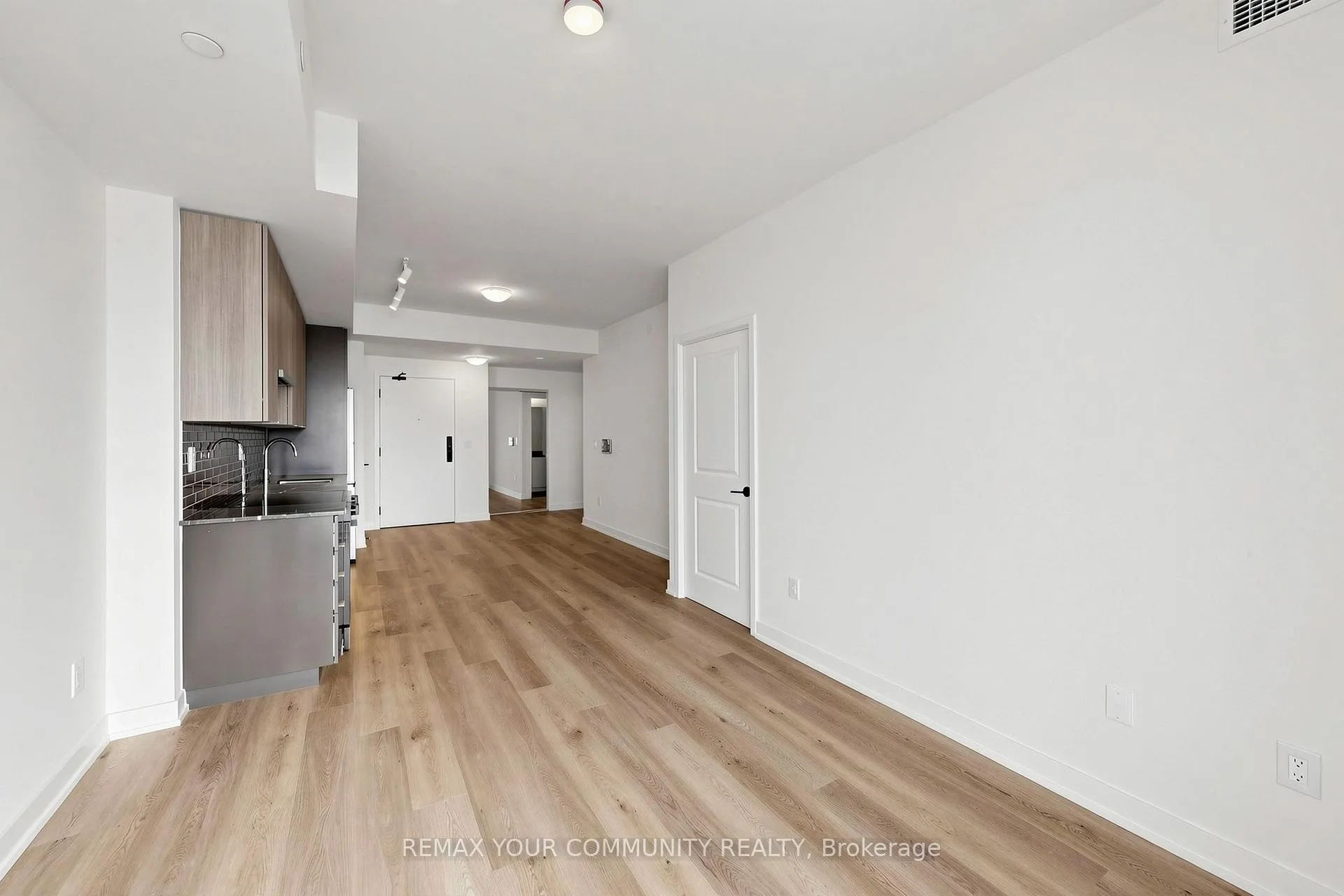 Photo 8 of Unit 1607, 2075 Lakeshore Road, Burlington, Brant — HOMEH