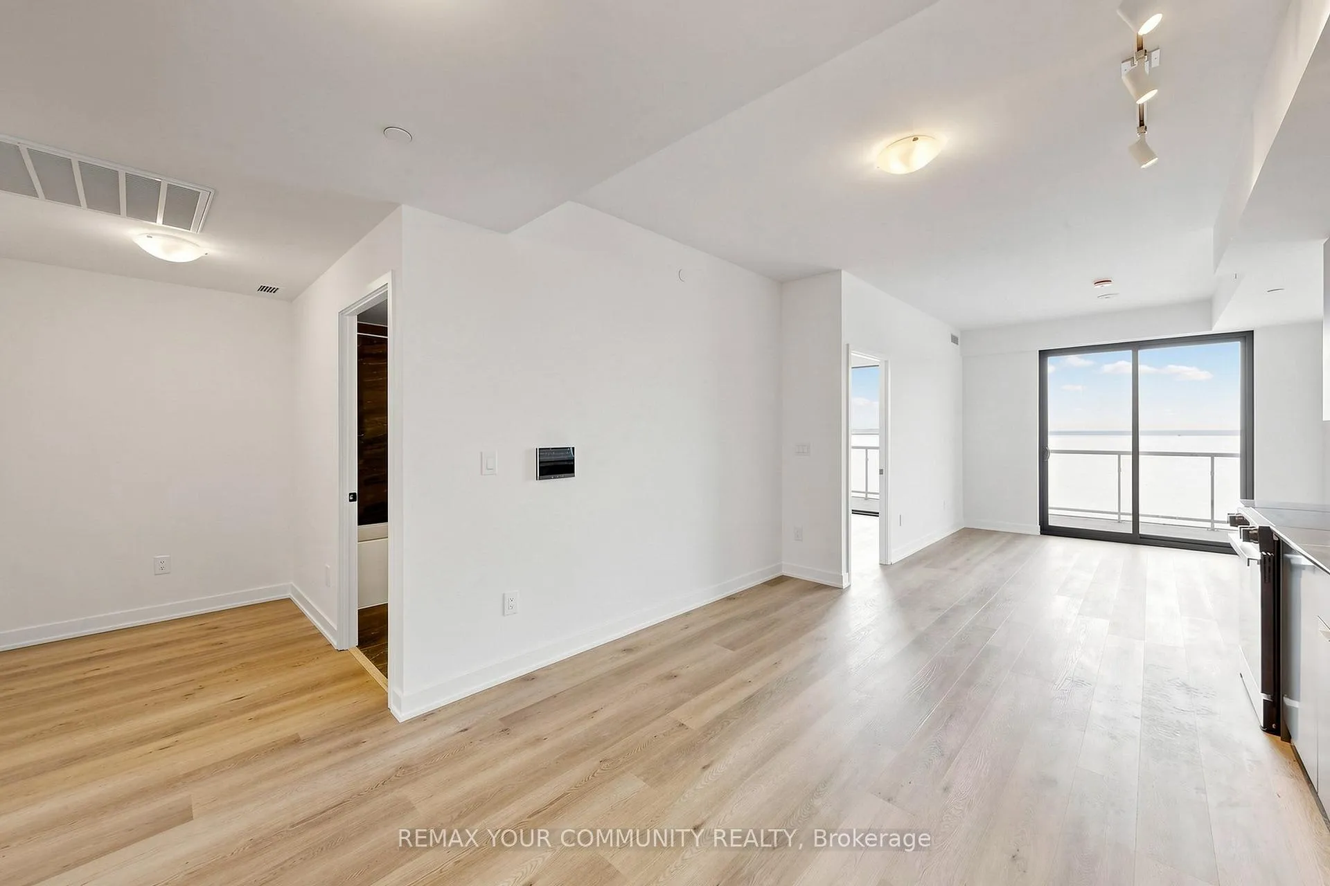 Photo 13 of Unit 1607, 2075 Lakeshore Road, Burlington, Brant — HOMEH