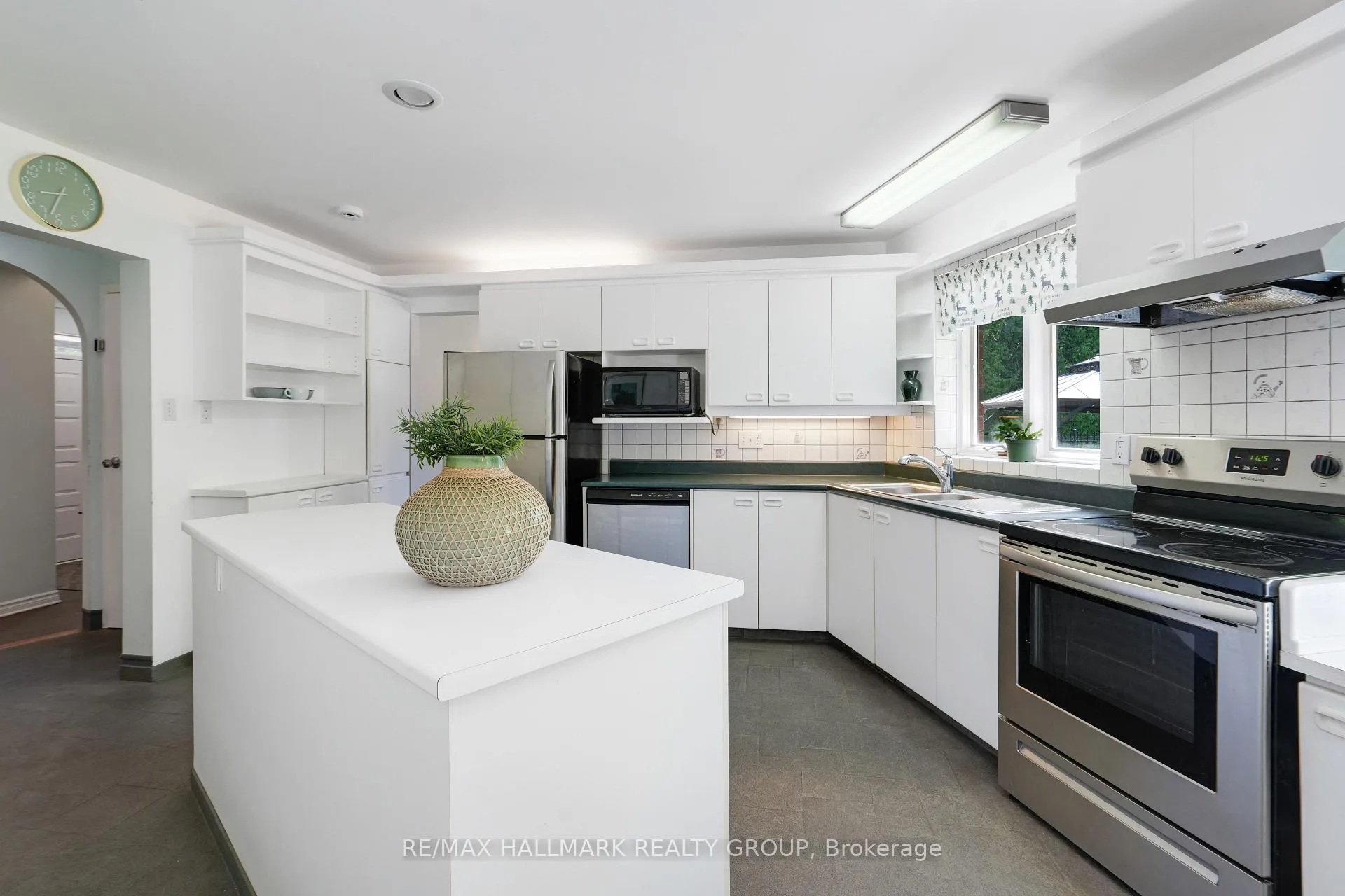 Photo 5 of 10 Coxford Street, Ottawa, Rothwell Heights — HOMEH