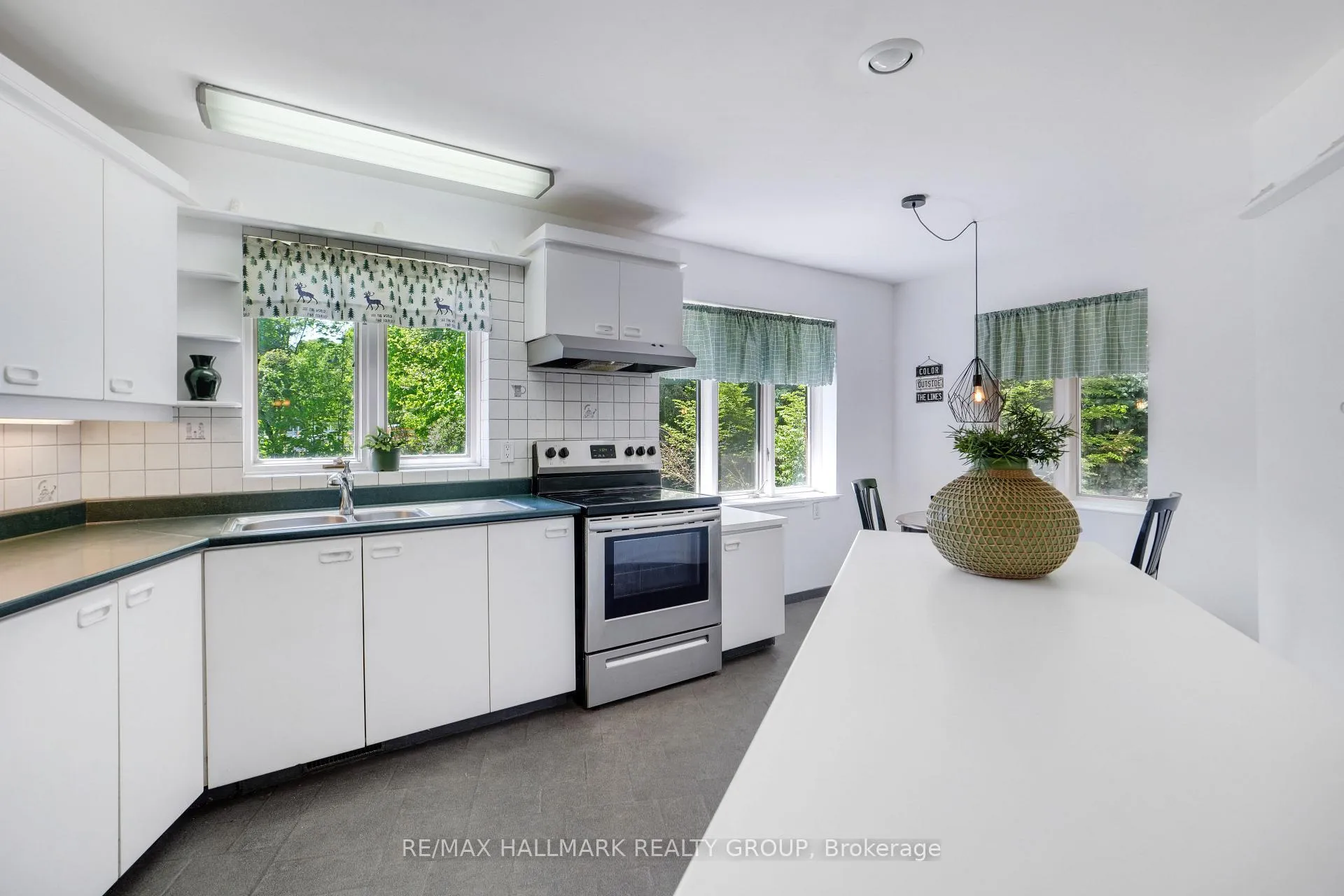 Photo 6 of 10 Coxford Street, Ottawa, Rothwell Heights — HOMEH