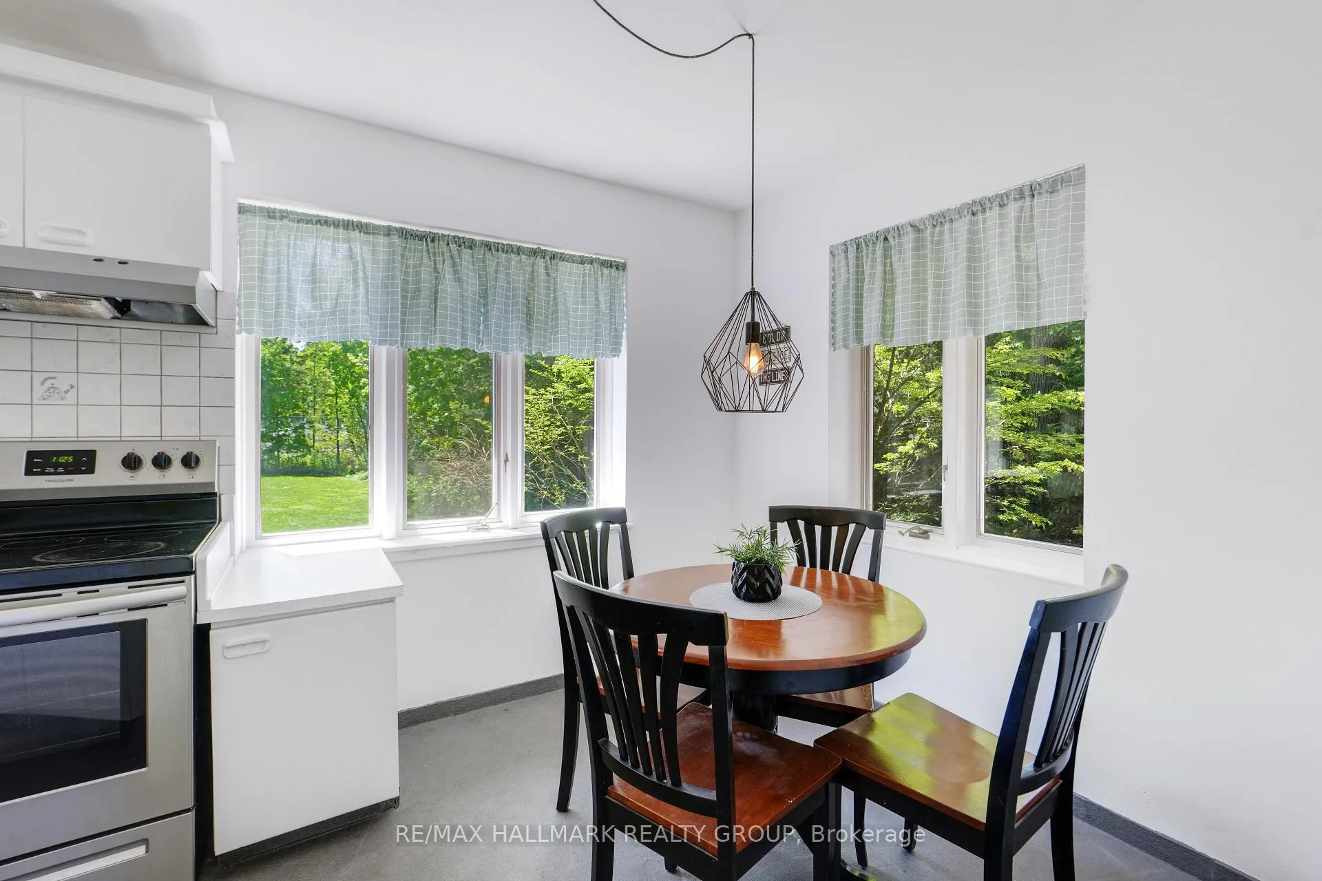 Photo 7 of 10 Coxford Street, Ottawa, Rothwell Heights — HOMEH