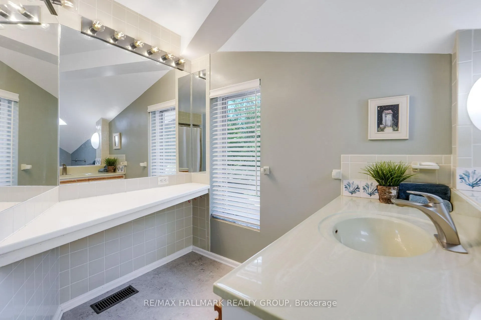 Photo 26 of 10 Coxford Street, Ottawa, Rothwell Heights — HOMEH