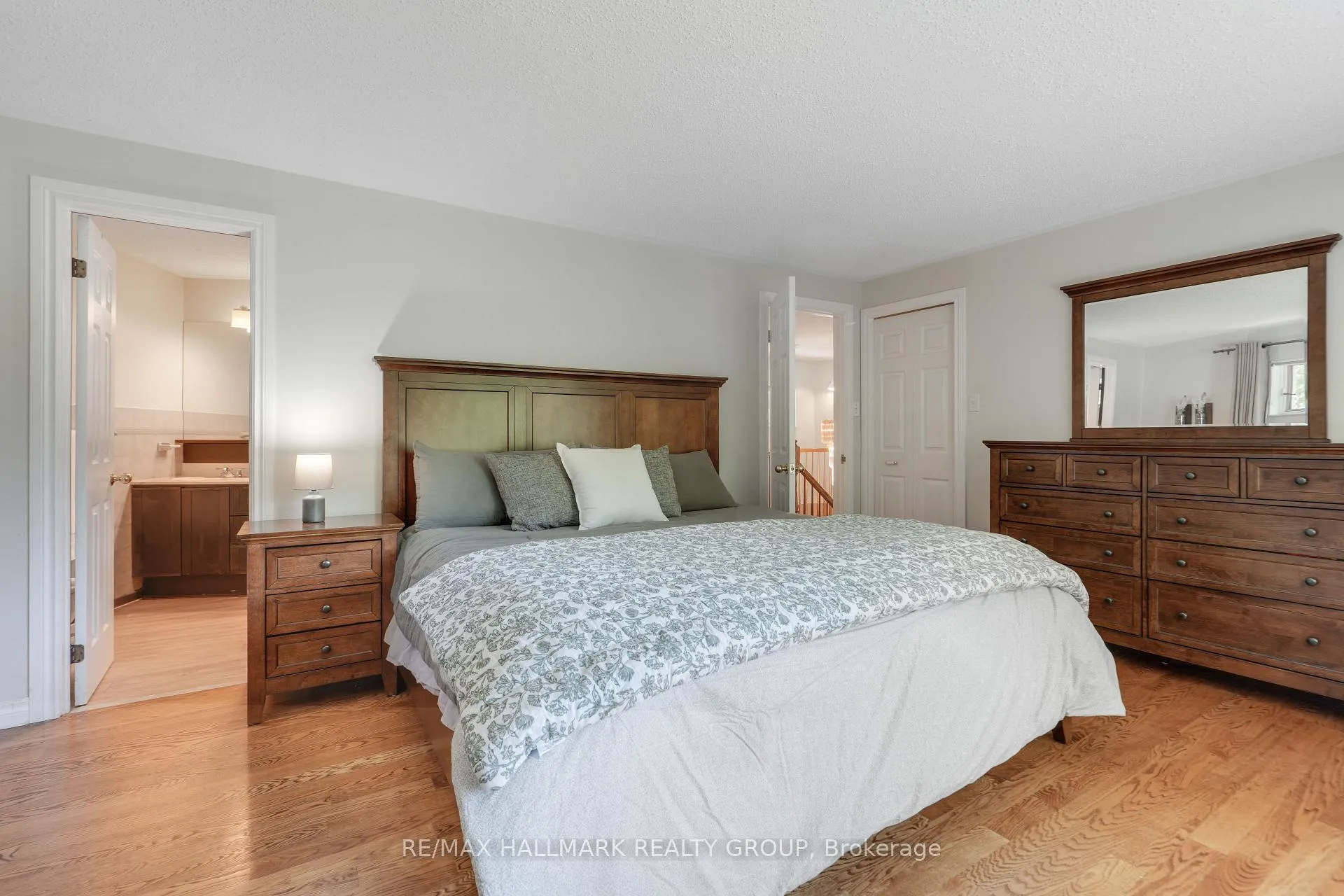 Photo 32 of 10 Coxford Street, Ottawa, Rothwell Heights — HOMEH