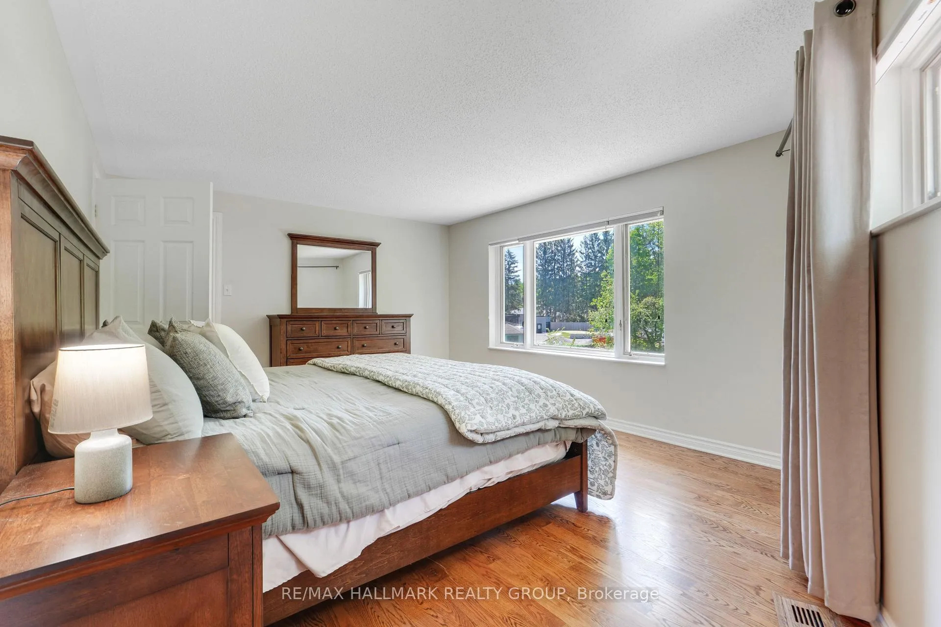 Photo 33 of 10 Coxford Street, Ottawa, Rothwell Heights — HOMEH