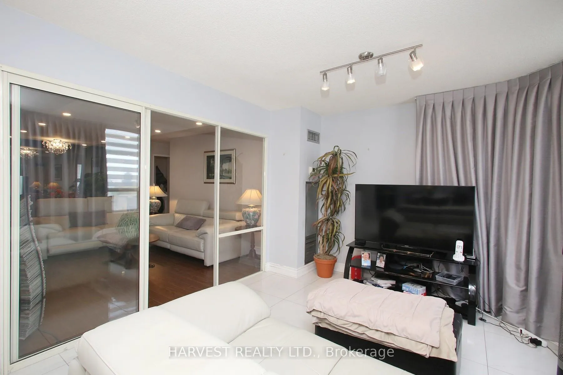 Photo 18 of Unit 1402, 7 Townsgate Drive, Vaughan, Crestwood-Springfarm-Yorkhill — HOMEH