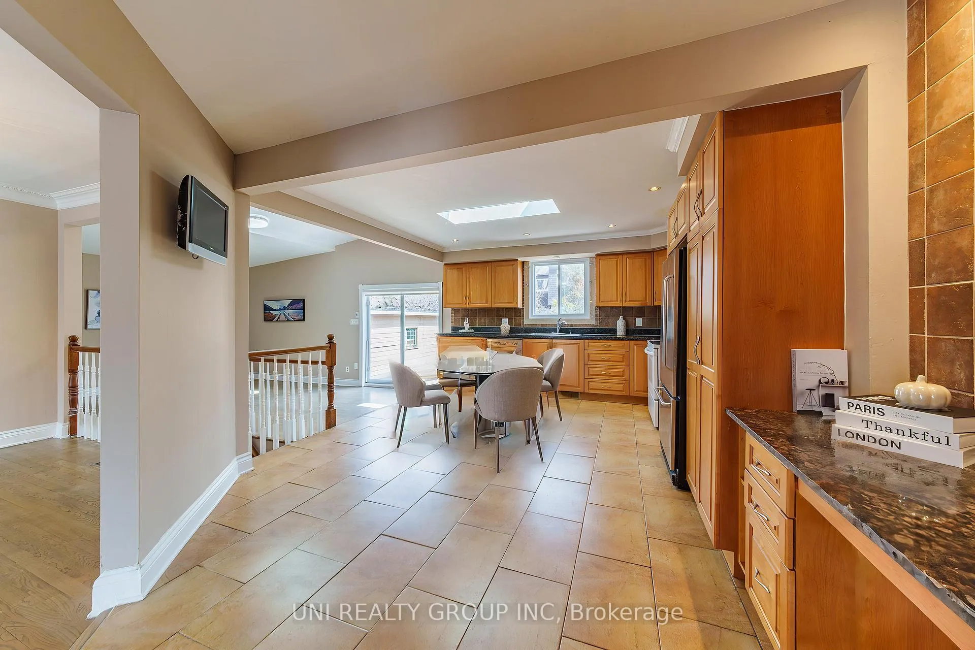 Photo 4 of 17 Forest Park Avenue, Ottawa, City View/Skyline/Fisher Heights/Parkwood Hills — HOMEH