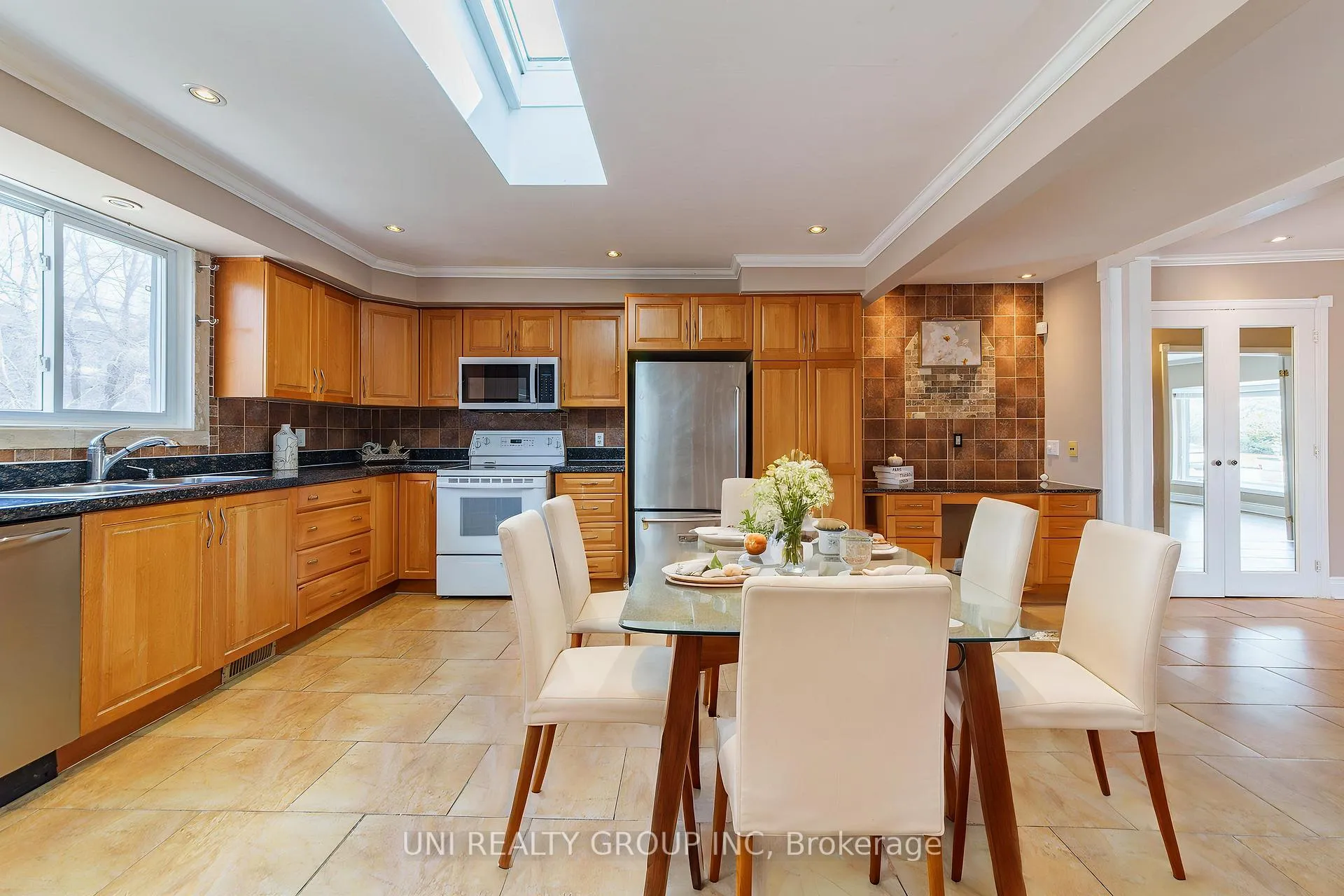 Photo 10 of 17 Forest Park Avenue, Ottawa, City View/Skyline/Fisher Heights/Parkwood Hills — HOMEH