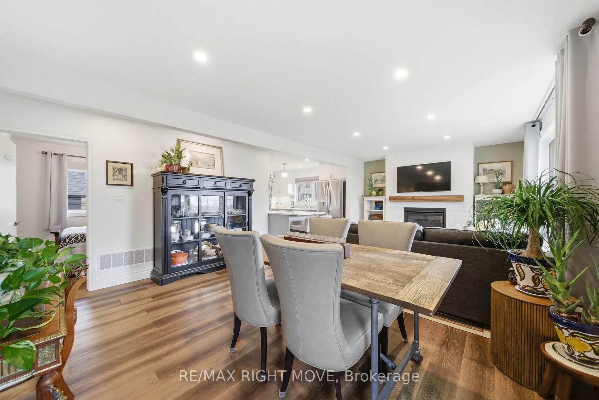 Photo 3 of 84 Brant Street W, Orillia — HOMEH