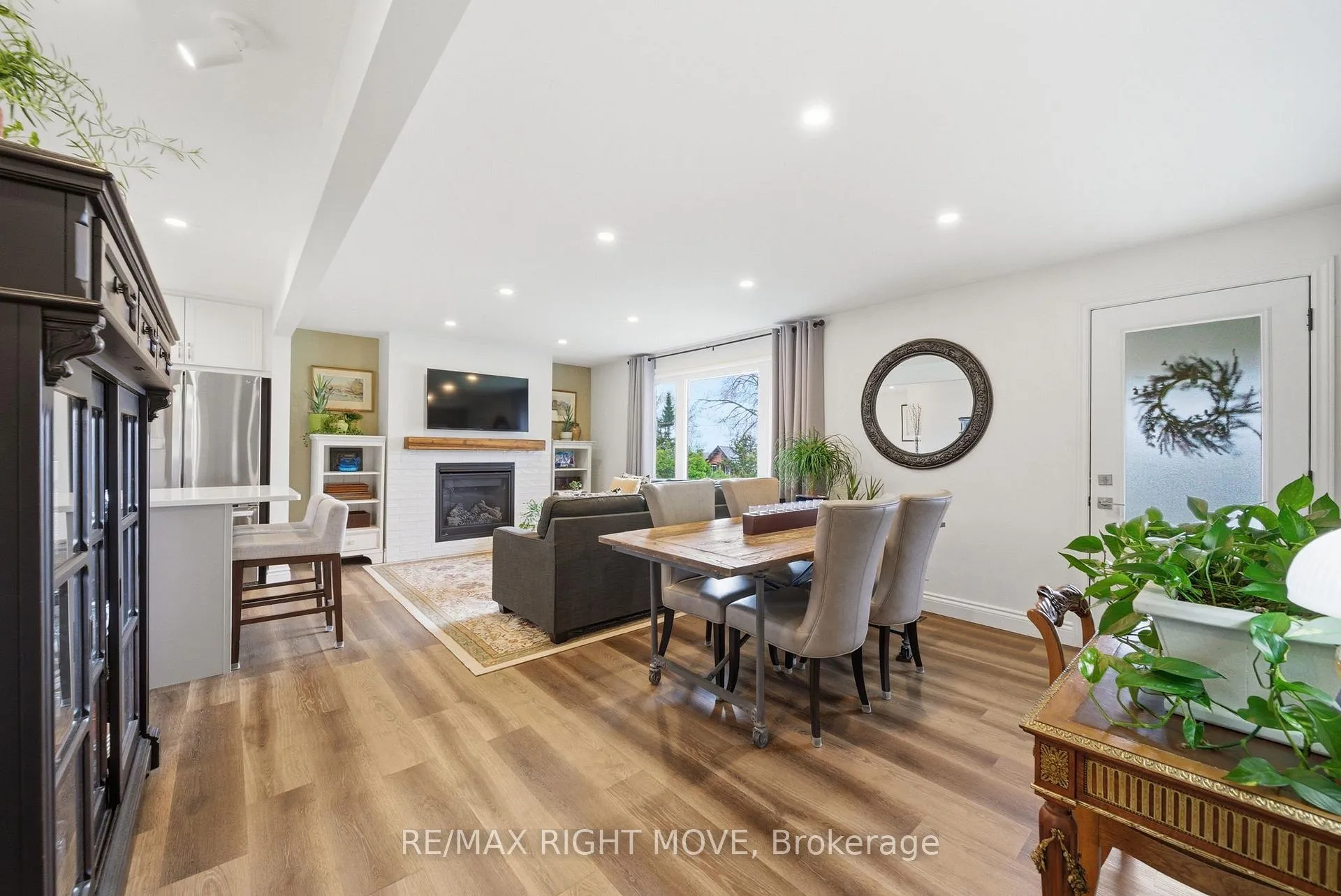 Photo 4 of 84 Brant Street W, Orillia — HOMEH