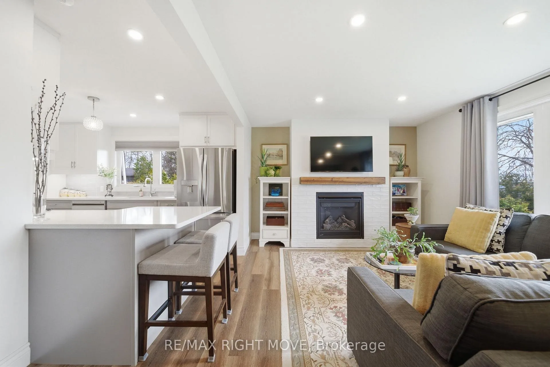 Photo 9 of 84 Brant Street W, Orillia — HOMEH
