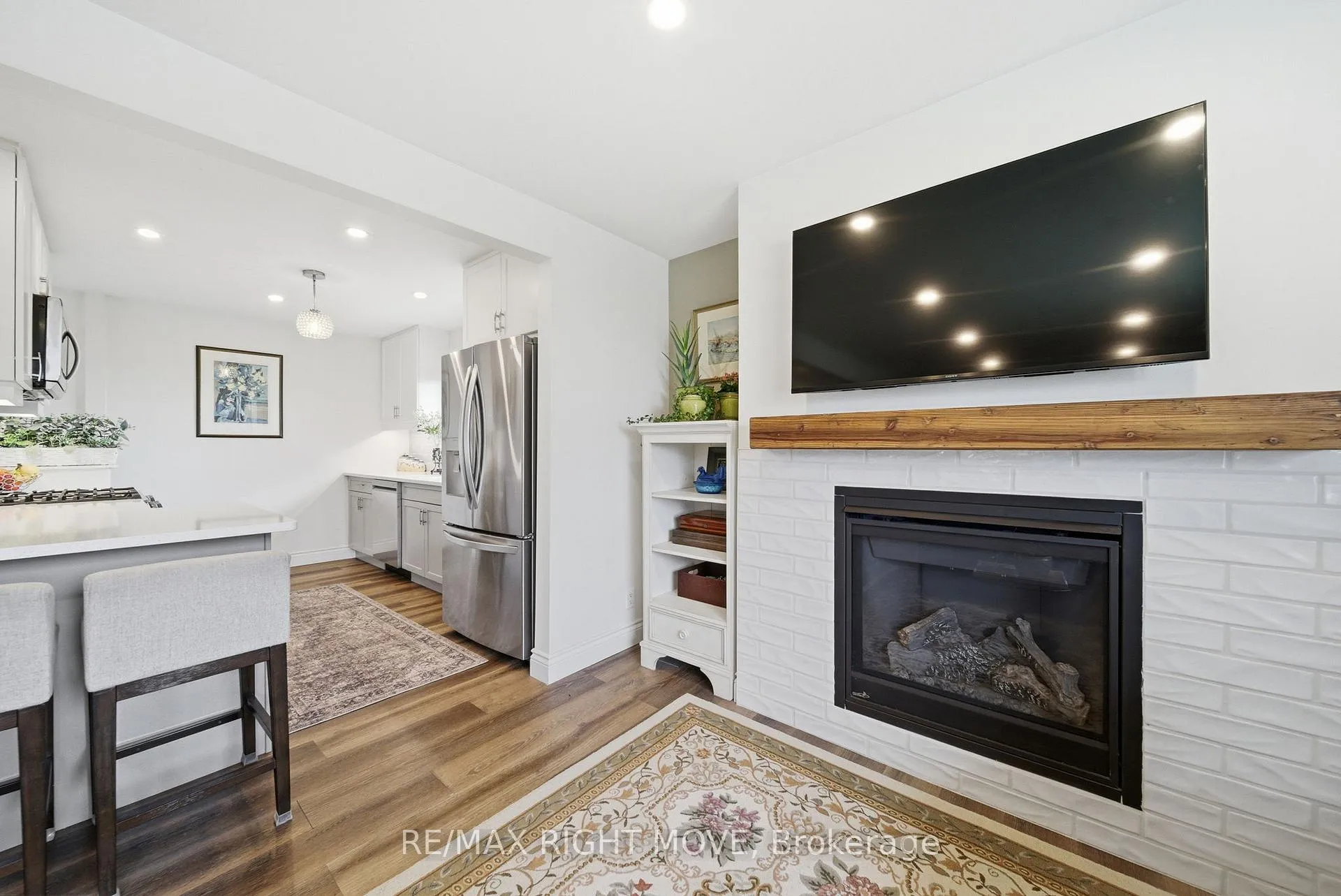 Photo 10 of 84 Brant Street W, Orillia — HOMEH