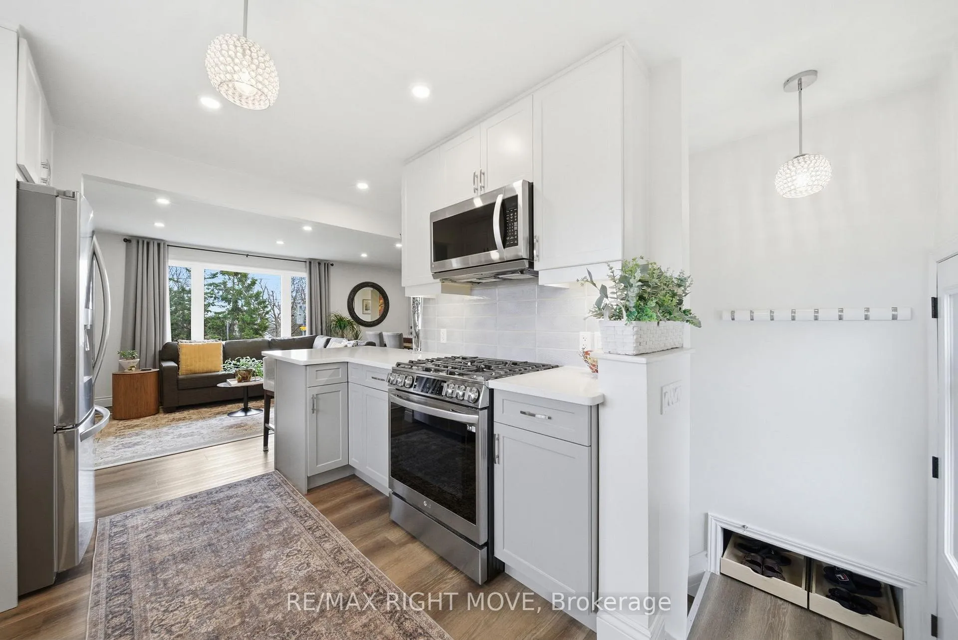 Photo 15 of 84 Brant Street W, Orillia — HOMEH