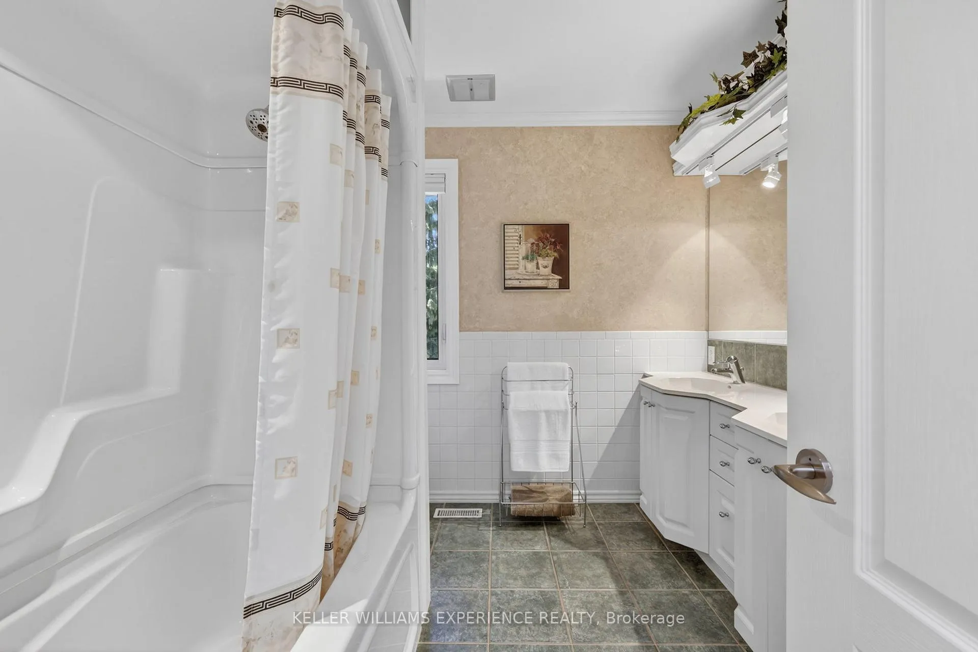Photo 32 of 76 Royal Oak Drive, Barrie, South Shore — HOMEH