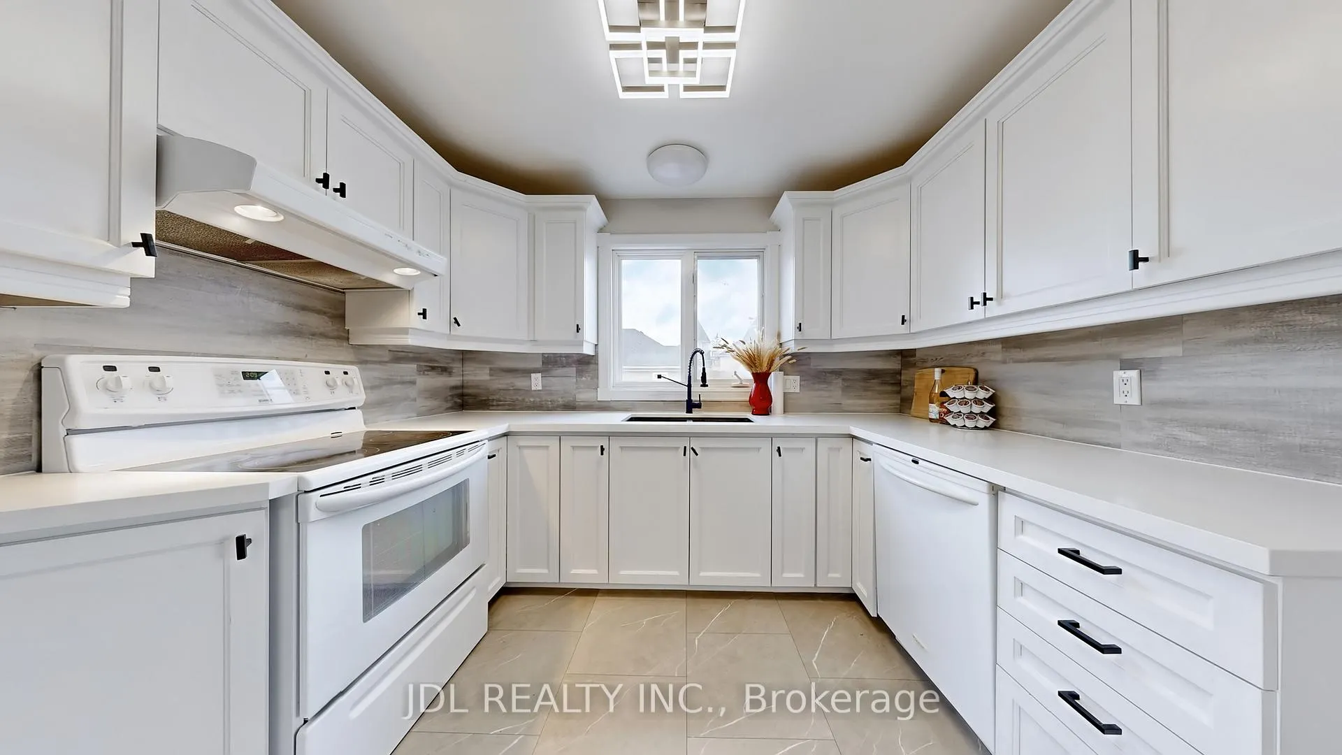 Photo 21 of 11 Red Robin Road, Georgina, Historic Lakeshore Communities — HOMEH