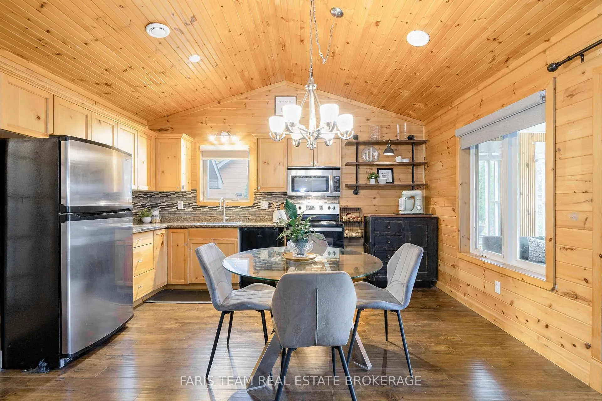Photo 5 of 12 Cabin Crescent, Wasaga Beach — HOMEH