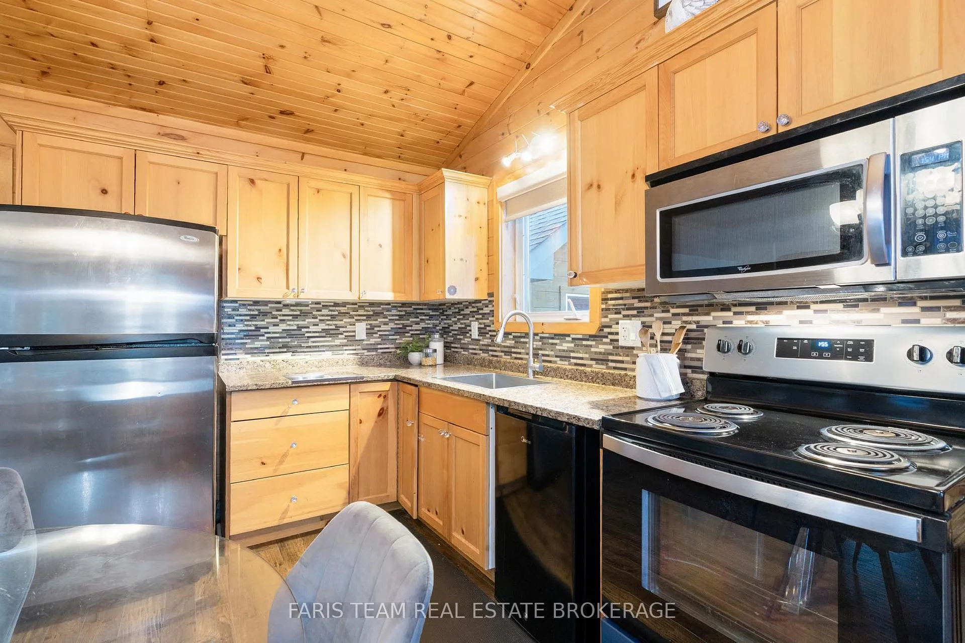 Photo 8 of 12 Cabin Crescent, Wasaga Beach — HOMEH