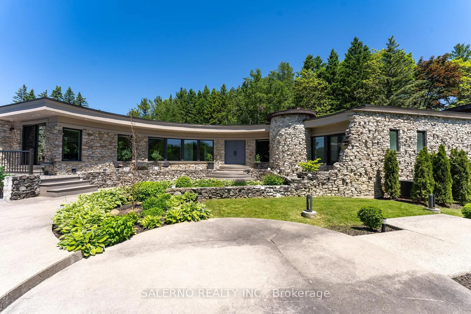 Photo 4 of 290 Kingscross Drive, King, King City — HOMEH