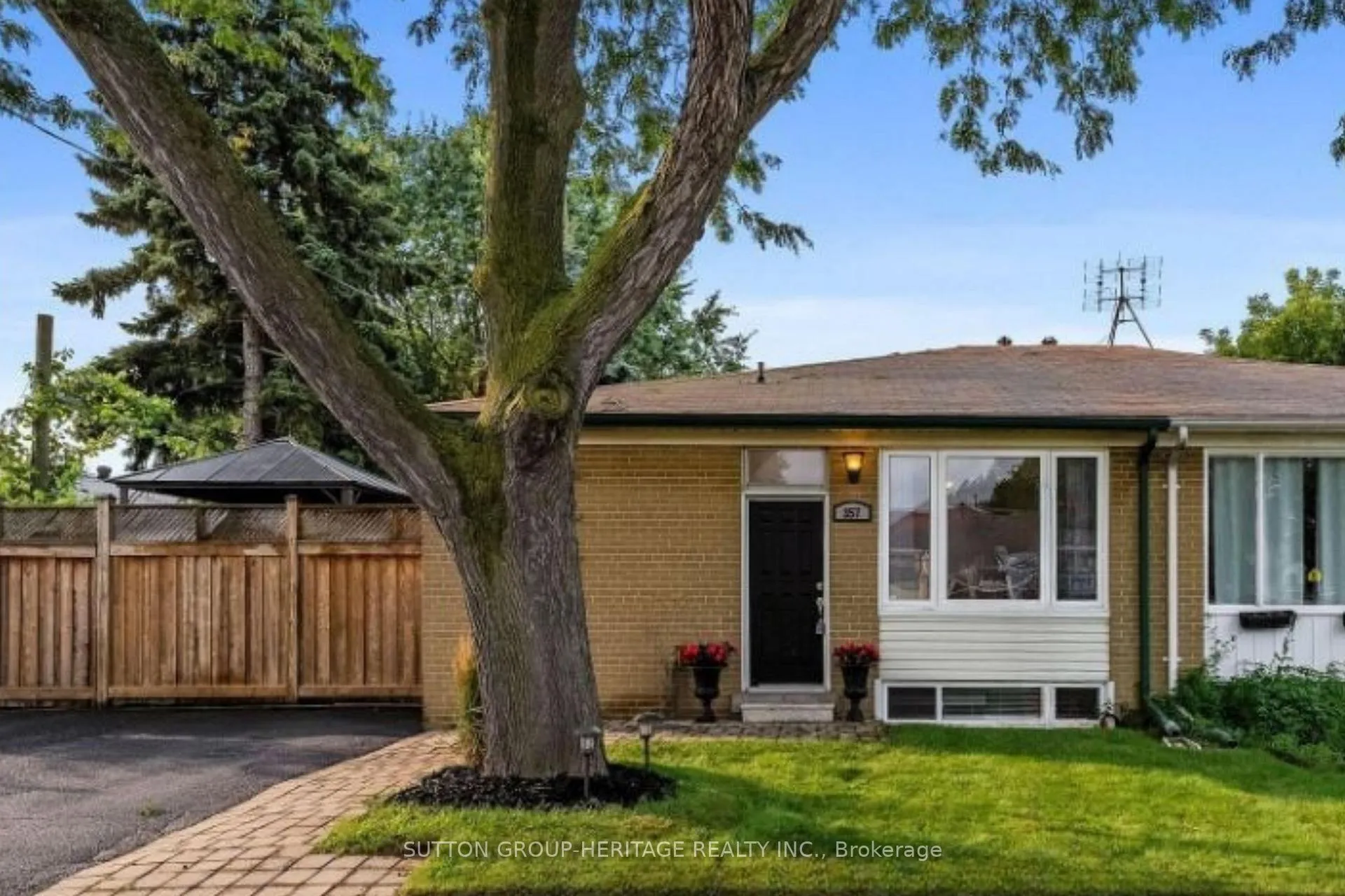 Photo 1 of 357 Dovedale Drive, Whitby, Downtown Whitby — HOMEH
