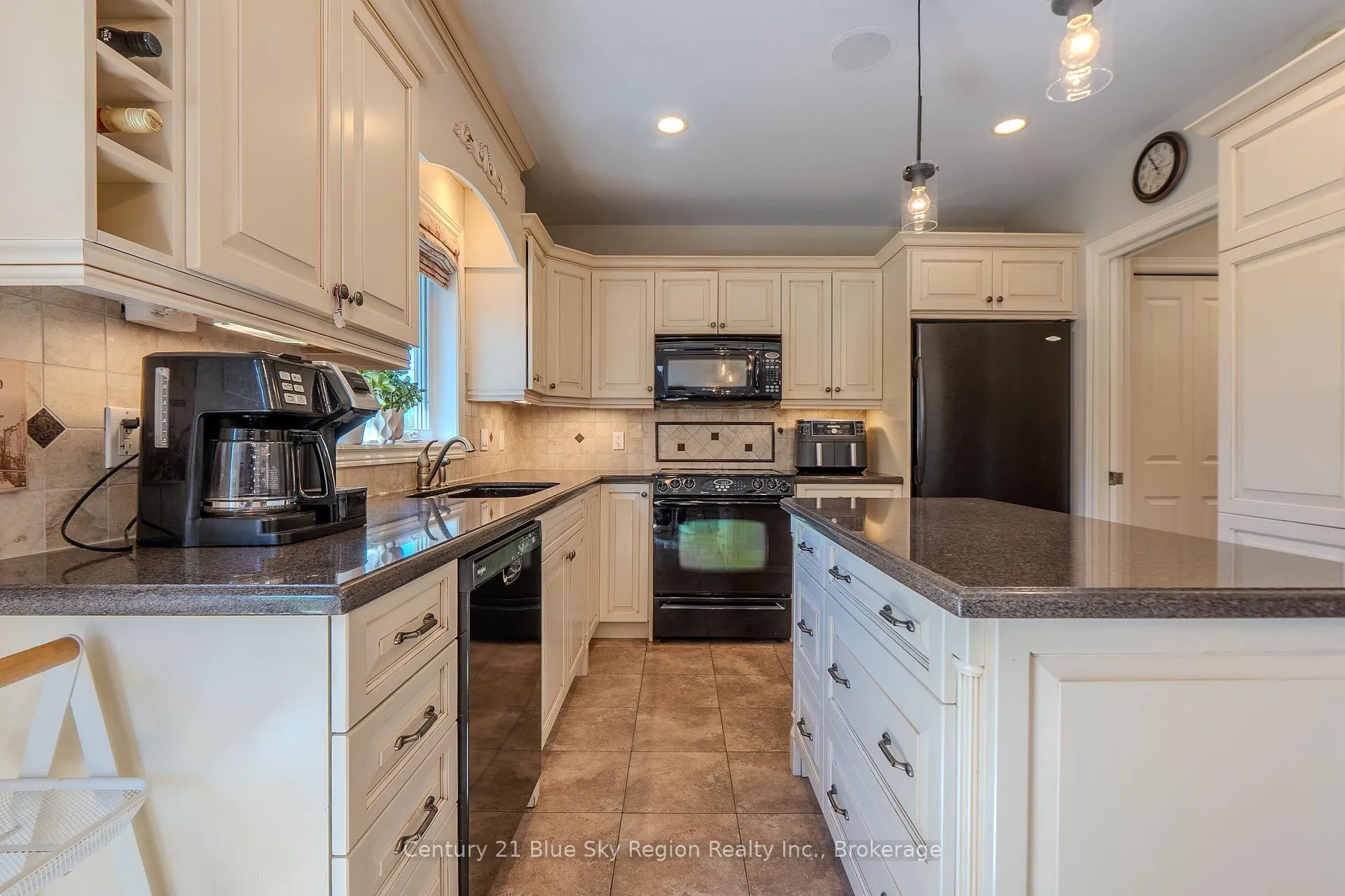 Photo 11 of 10 Linden Lane, North Bay, Widdifield — HOMEH