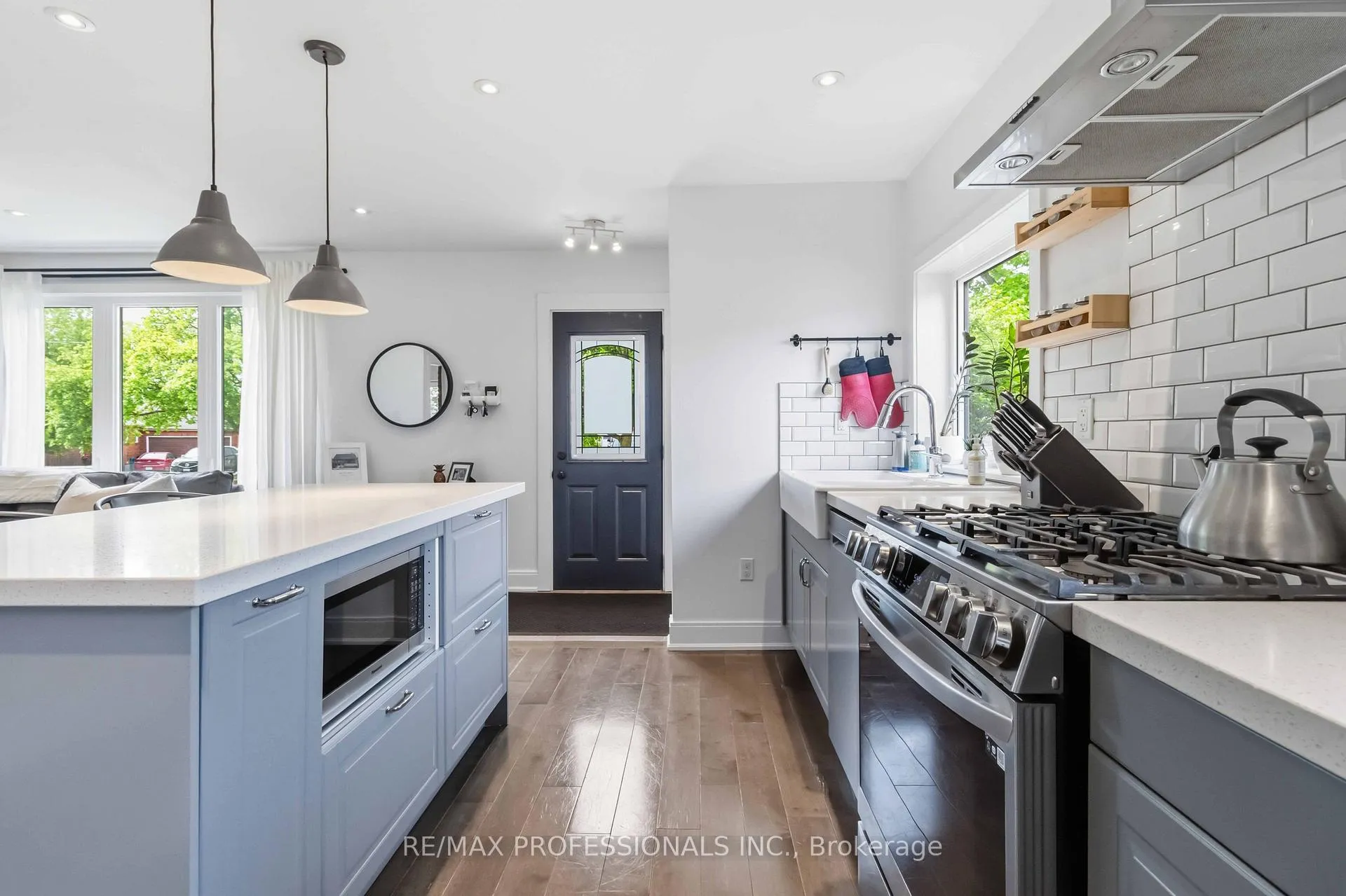 Photo 2 of 3 Snaresbrook Drive, Etobicoke, Rexdale-Kipling — HOMEH