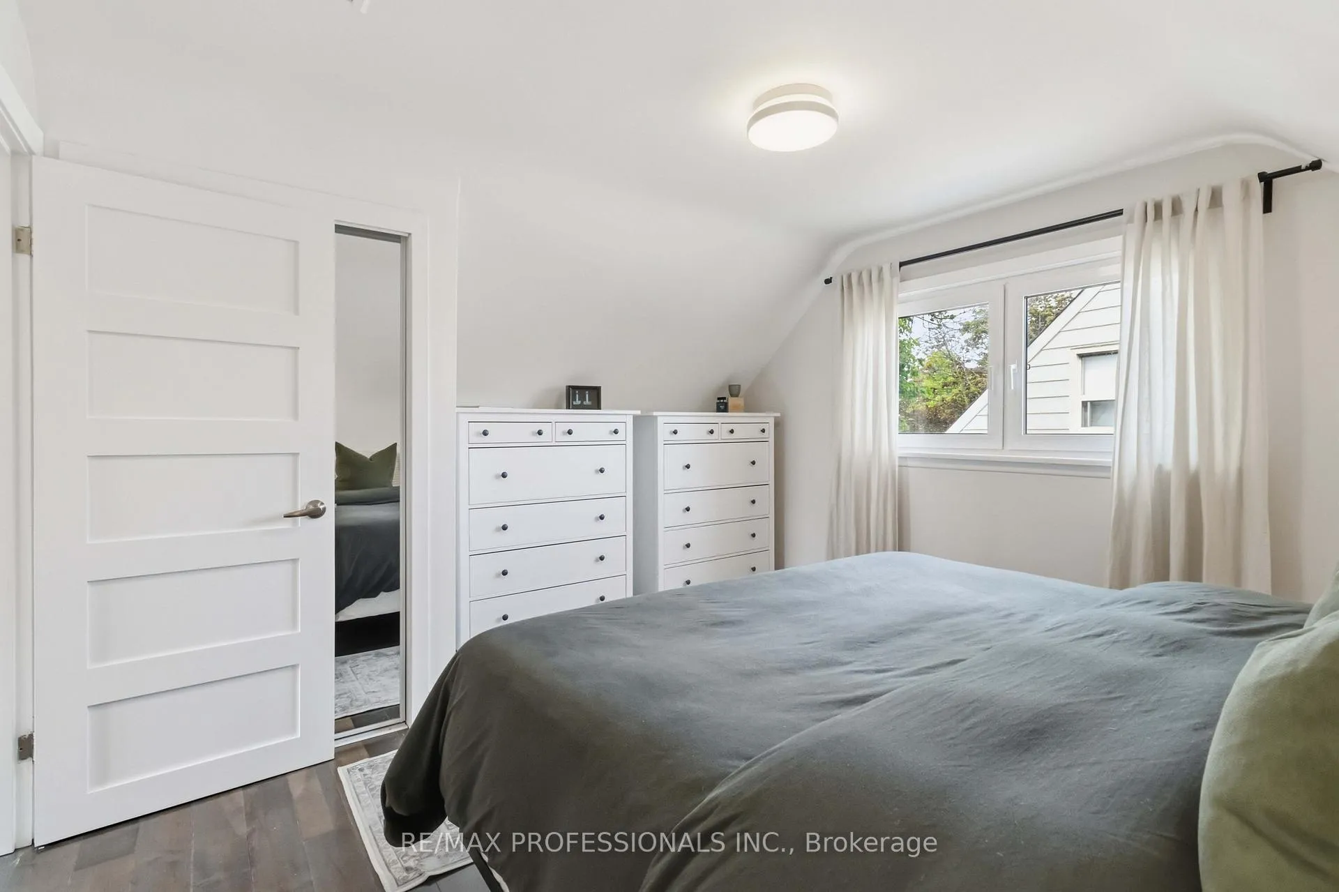 Photo 11 of 3 Snaresbrook Drive, Etobicoke, Rexdale-Kipling — HOMEH