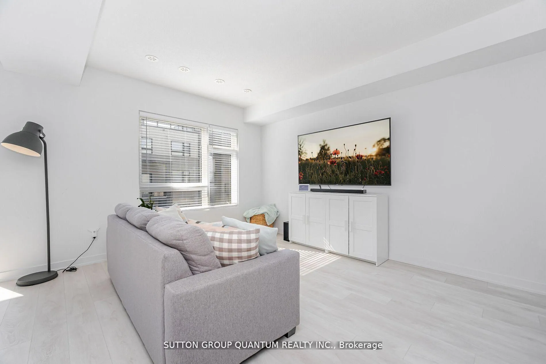 Photo 6 of Unit 19, 1121 Cooke Boulevard, Burlington, LaSalle — HOMEH
