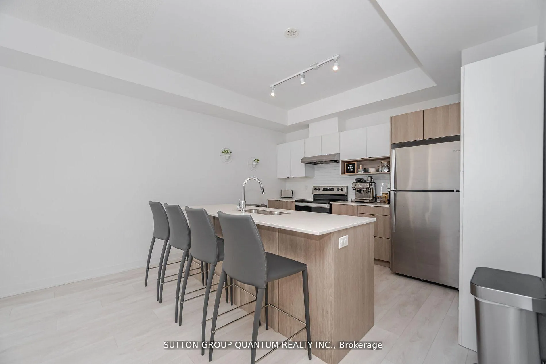Photo 11 of Unit 19, 1121 Cooke Boulevard, Burlington, LaSalle — HOMEH