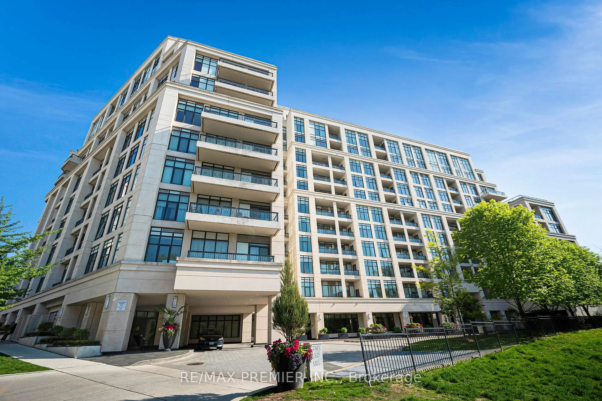 Photo 1 of Unit 810, 2 Old Mill Drive, Toronto, High Park-Swansea — HOMEH