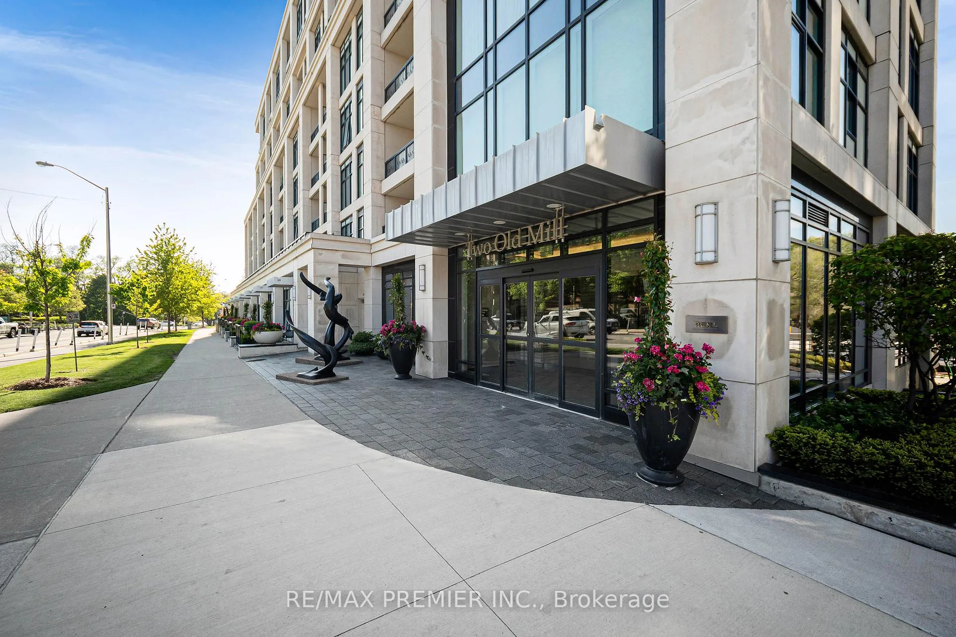 Photo 3 of Unit 810, 2 Old Mill Drive, Toronto, High Park-Swansea — HOMEH