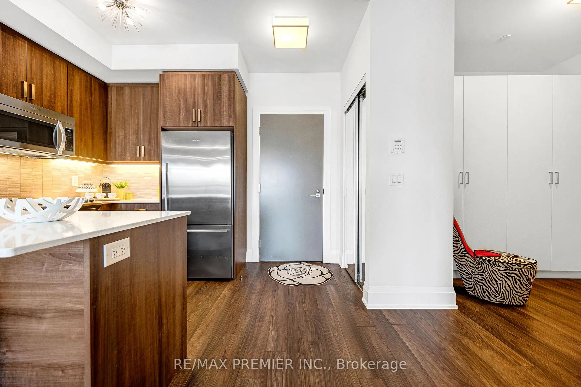 Photo 6 of Unit 810, 2 Old Mill Drive, Toronto, High Park-Swansea — HOMEH