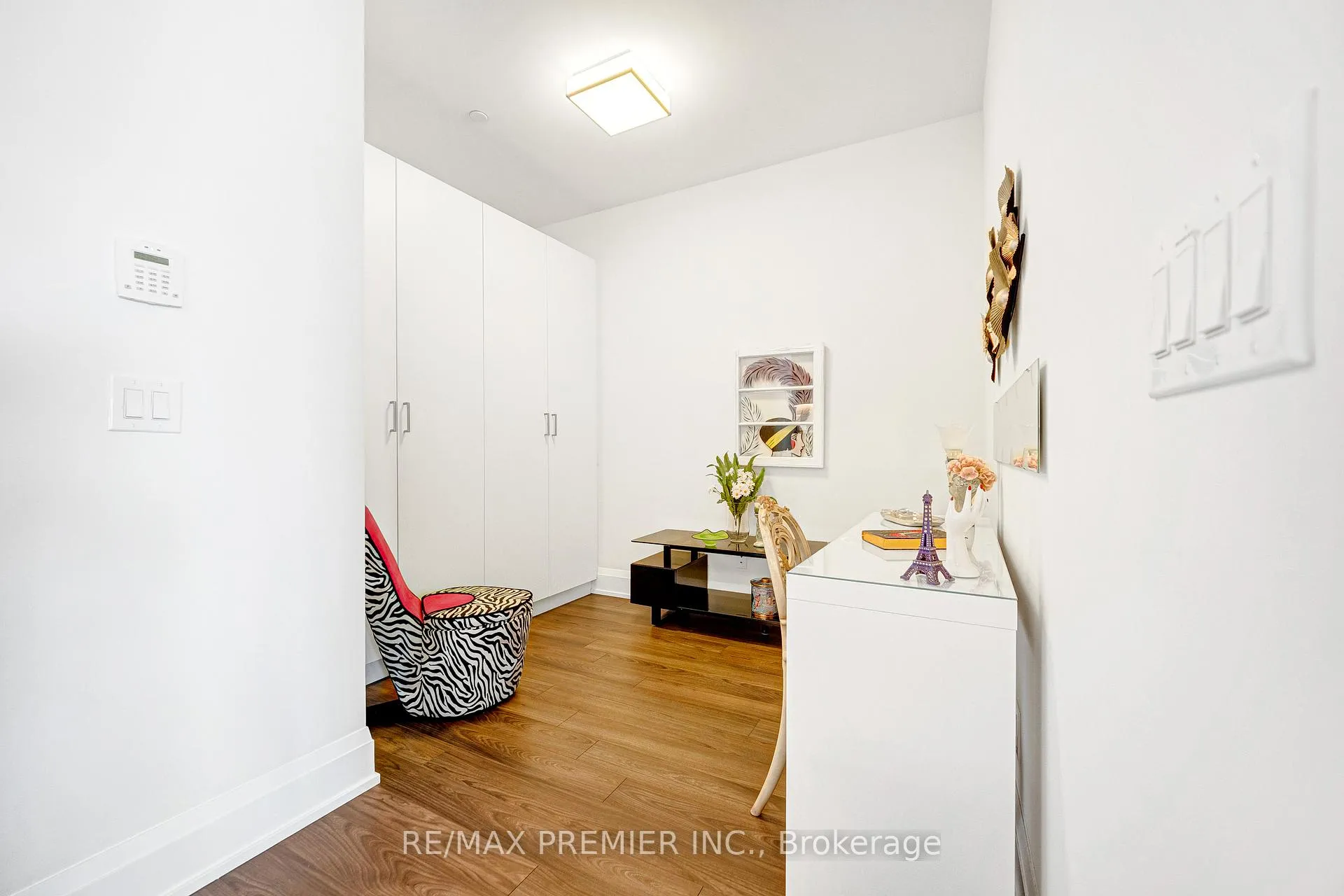 Photo 11 of Unit 810, 2 Old Mill Drive, Toronto, High Park-Swansea — HOMEH
