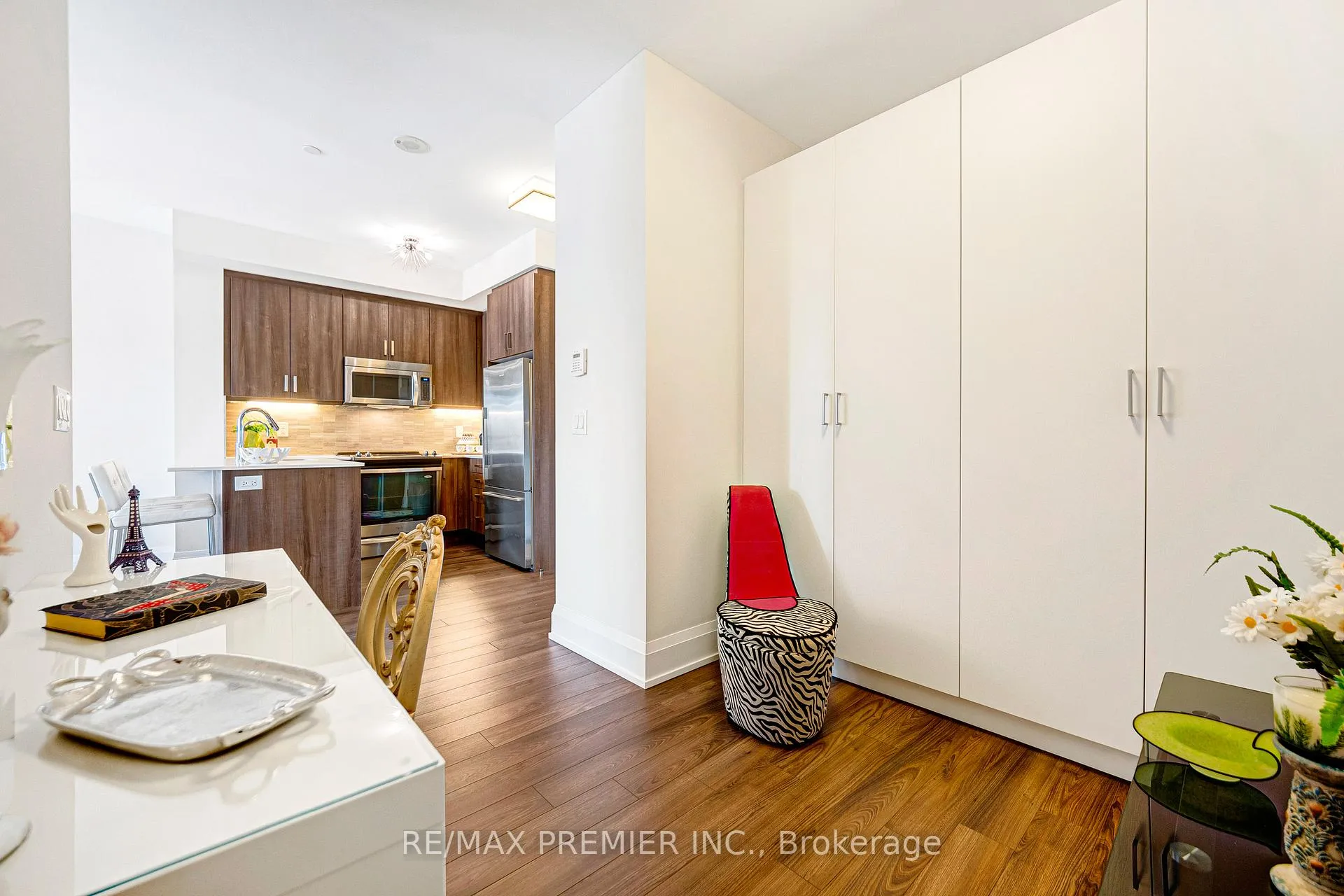 Photo 13 of Unit 810, 2 Old Mill Drive, Toronto, High Park-Swansea — HOMEH