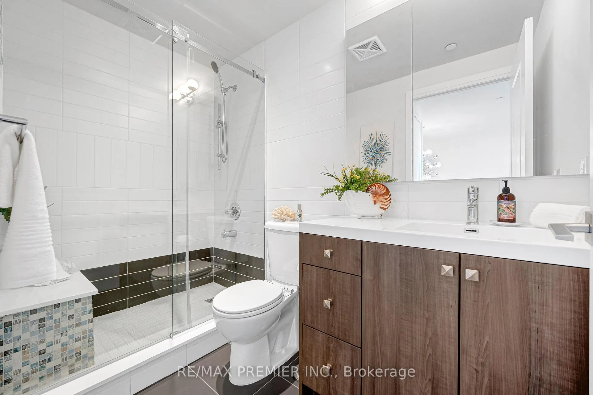 Photo 25 of Unit 810, 2 Old Mill Drive, Toronto, High Park-Swansea — HOMEH