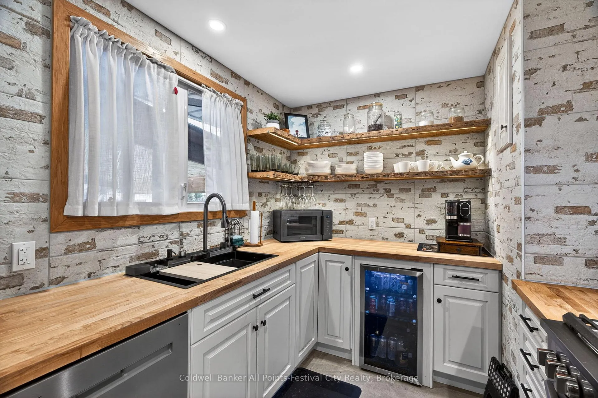 Photo 9 of 145 Suncoast Drive W, Goderich, Goderich (Town) — HOMEH