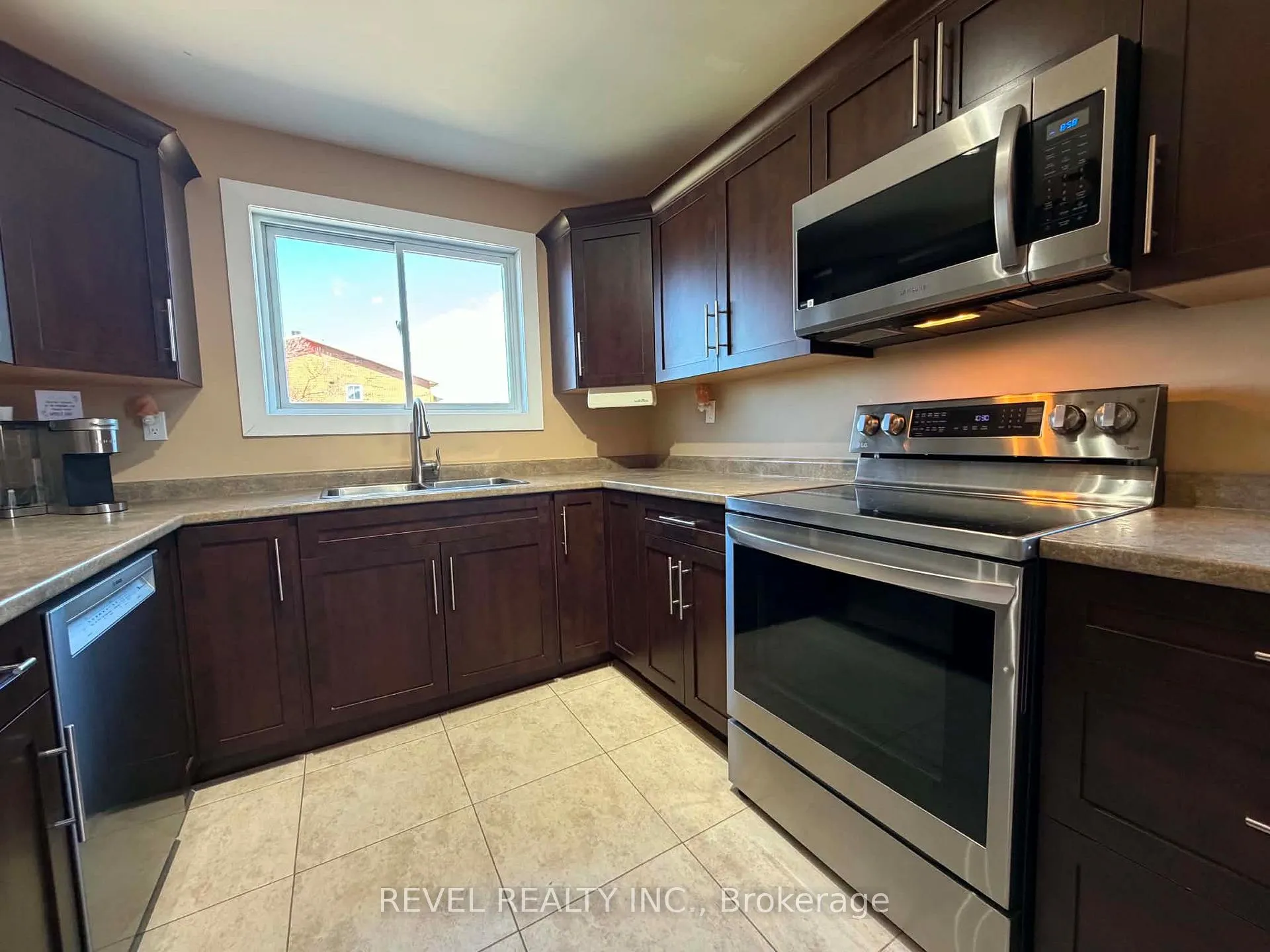 Photo 9 of 894 Suzanne Street, Timmins, TNW - Riverpark — HOMEH